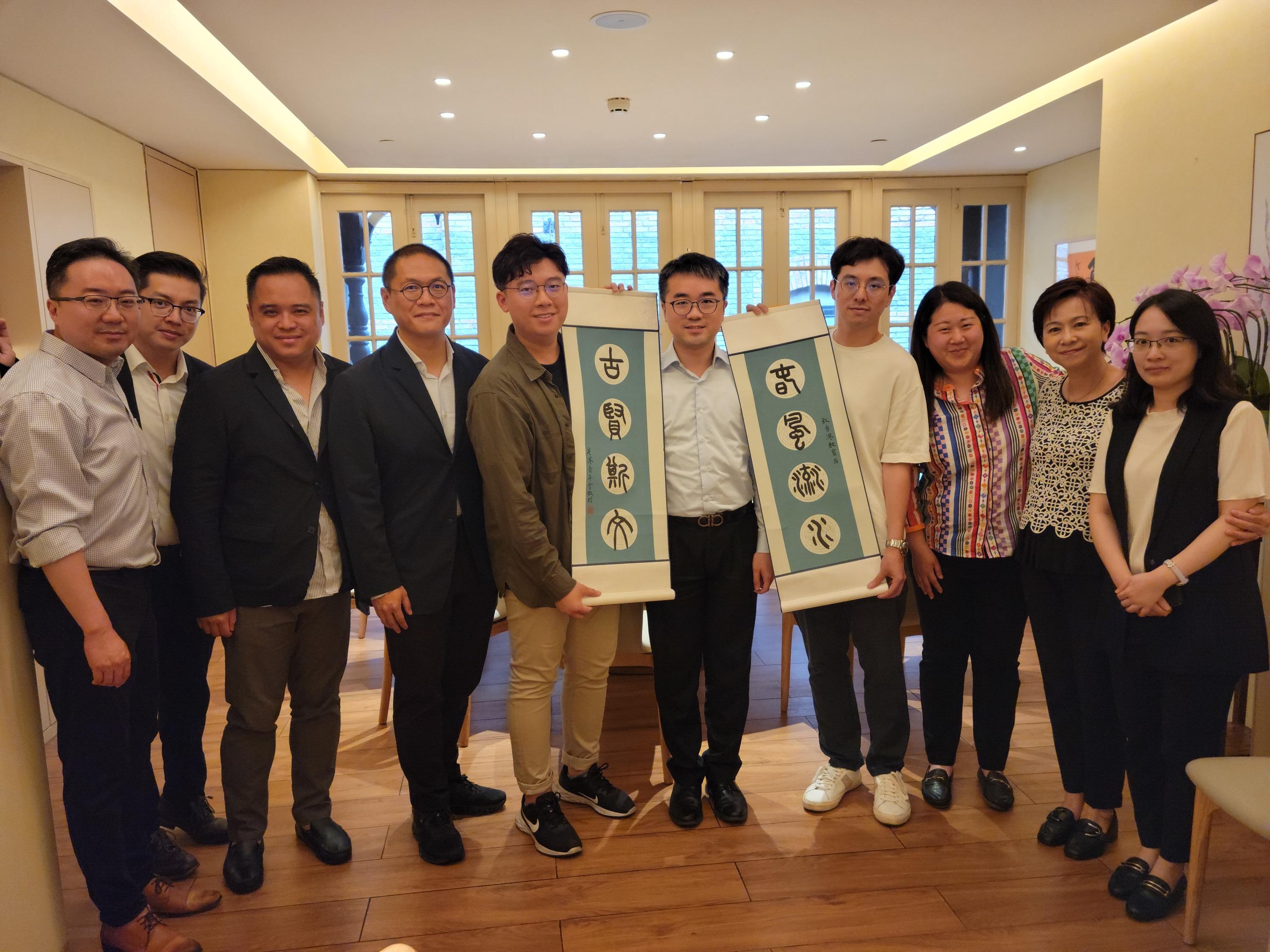 The Under Secretary for Education, Mr Sze Chun-fai (fifth right), meets Hong Kong youths studying or working in Shanghai during his visit there yesterday (July 4).
