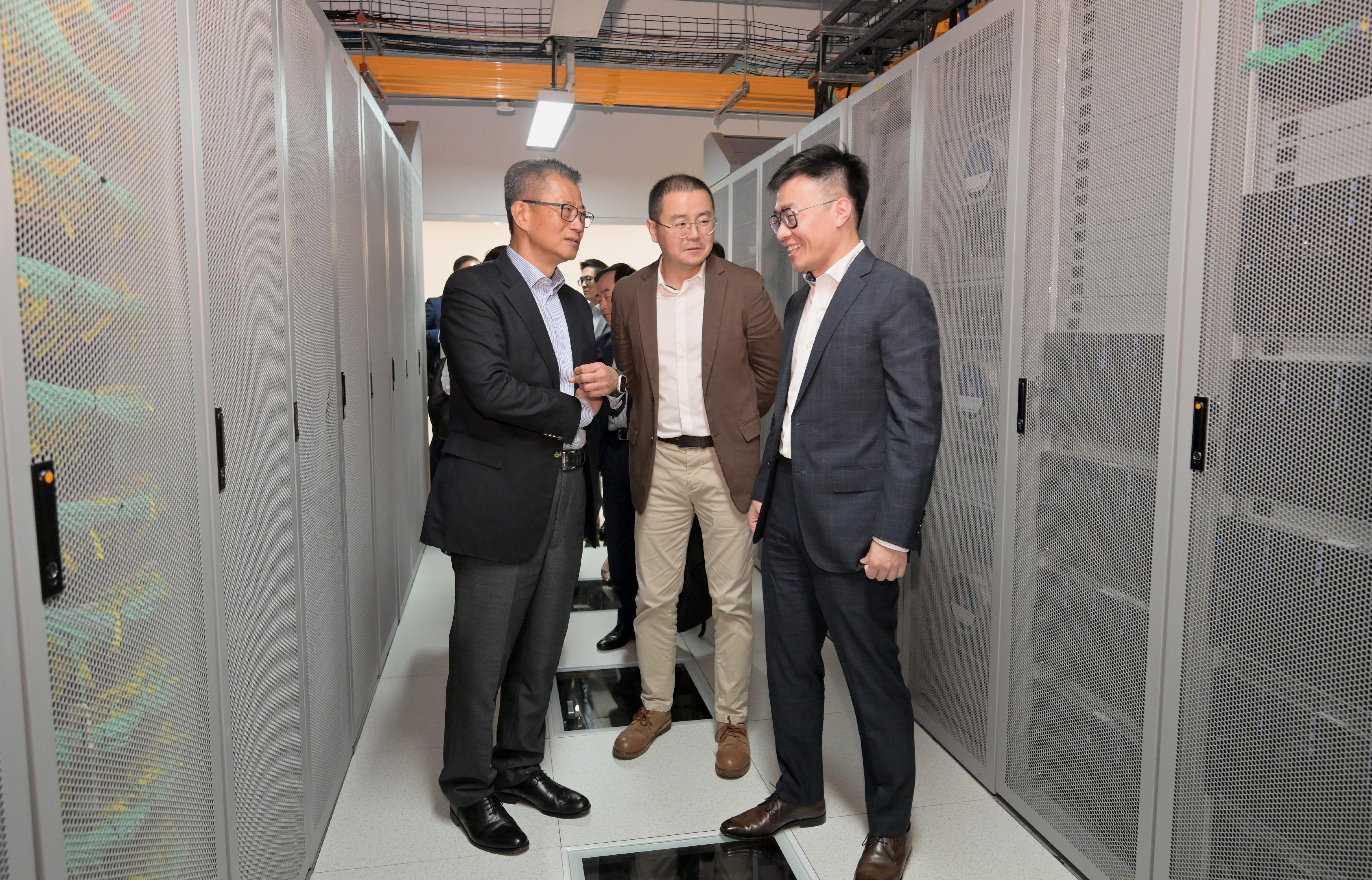 財政司司長陳茂波今日（七月五日）展開上海訪問行程。圖示陳茂波（左）在商湯科技聯合創始人徐冰（右）陪同下，參觀其公司設施。