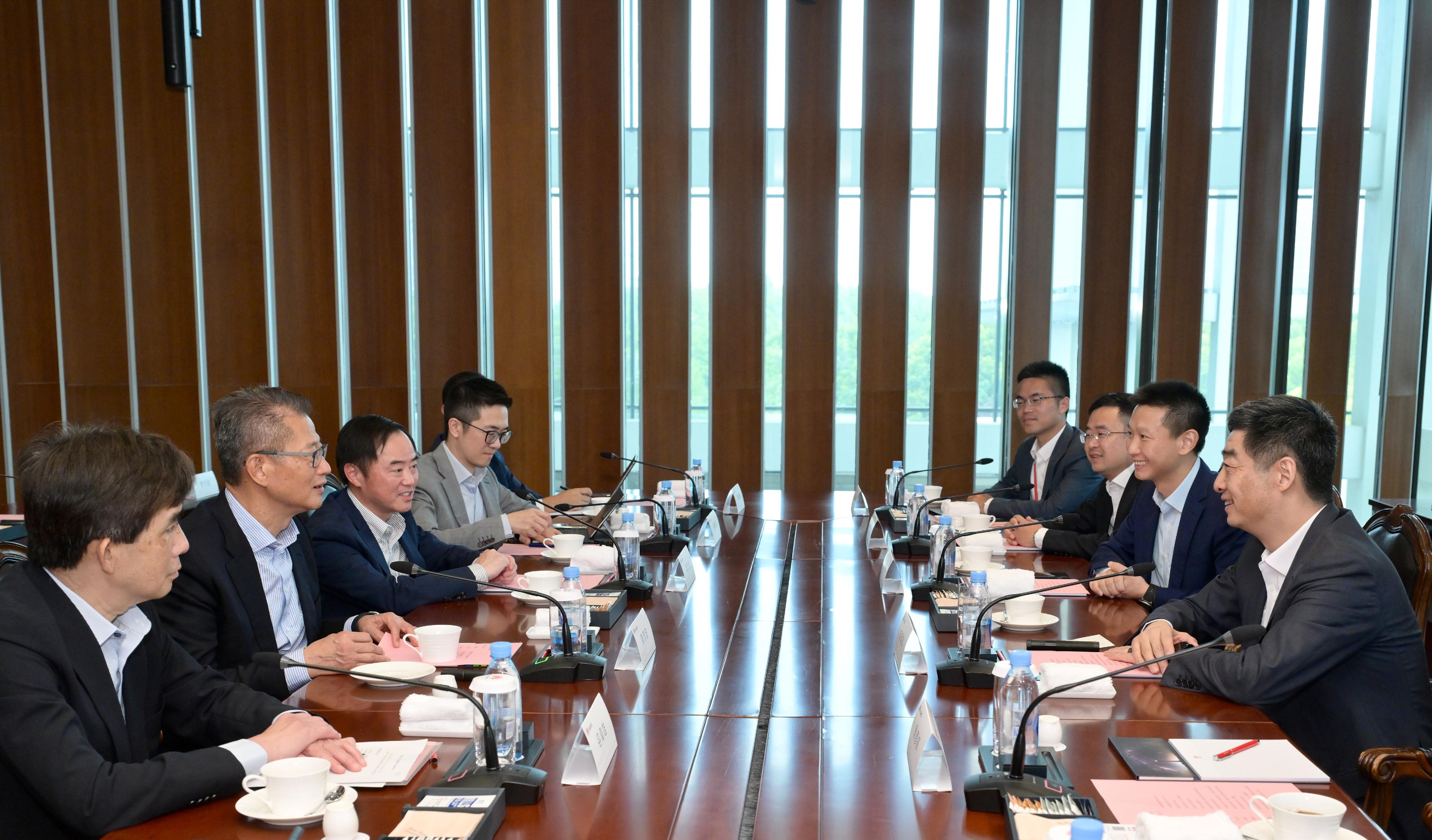 The Financial Secretary, Mr Paul Chan, started his visit programme in Shanghai today (July 5). Photo shows Mr Chan (second left); the Director-General of the Office for Attracting Strategic Enterprises, Mr Philip Yung (first left); and the Government Chief Information Officer, Mr Tony Wong (third left), meeting with Deputy Chairman of the Board and Rotating Chairman of Huawei Mr Hu Houkun (first right).