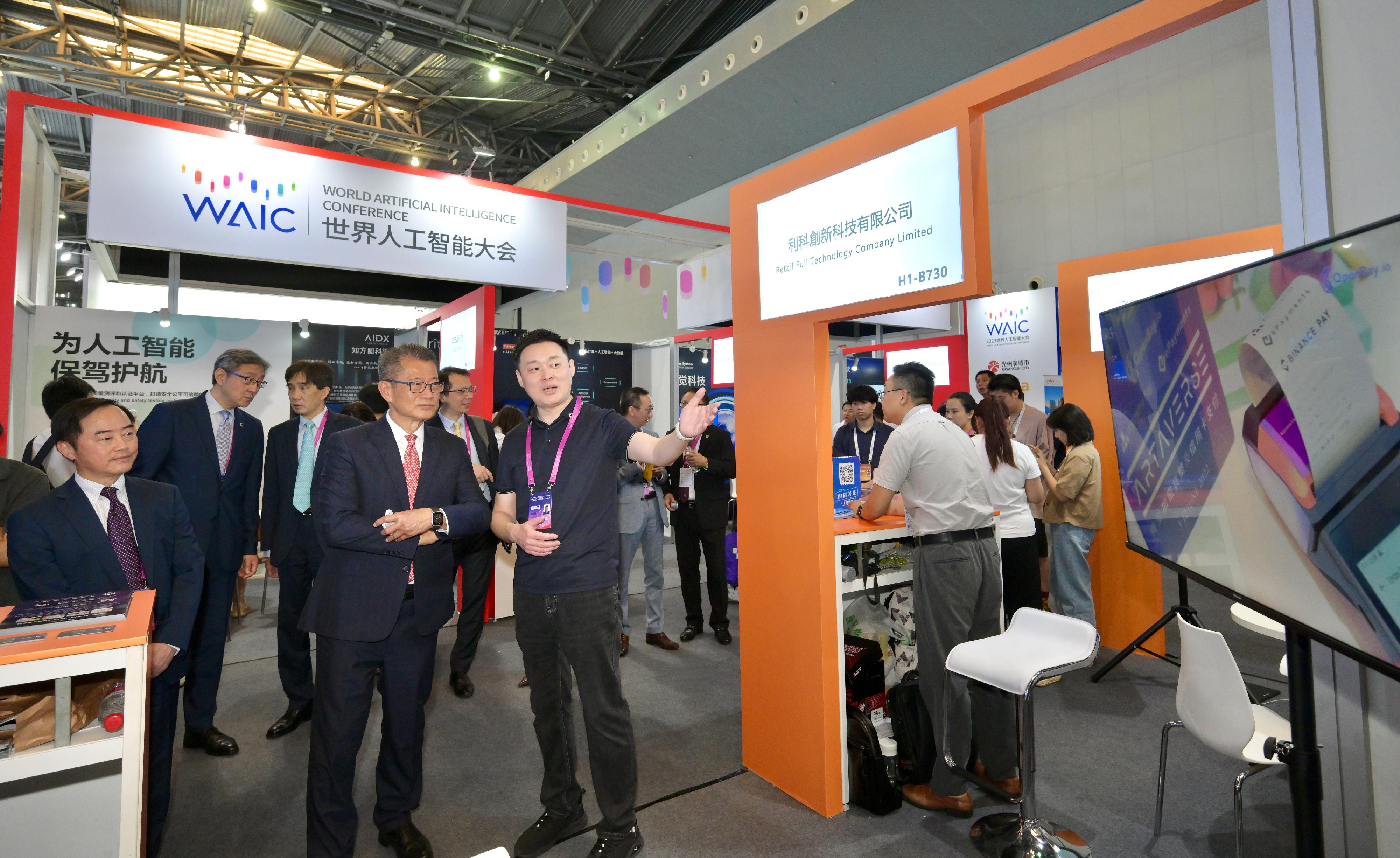 財政司司長陳茂波今日（七月六日）繼續上海訪問行程。圖示陳茂波（中）參觀2023世界人工智能大會展覽的香港館。
