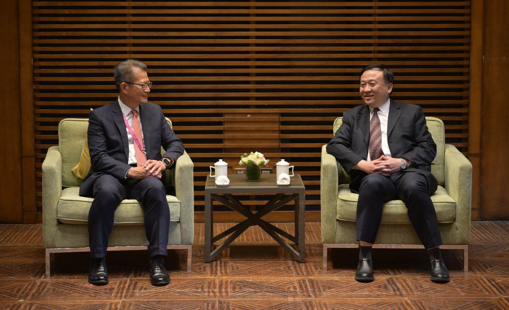 財政司司長陳茂波今日（七月六日）繼續上海訪問行程。圖示陳茂波（左）與上海市副市長華源（右）會面。