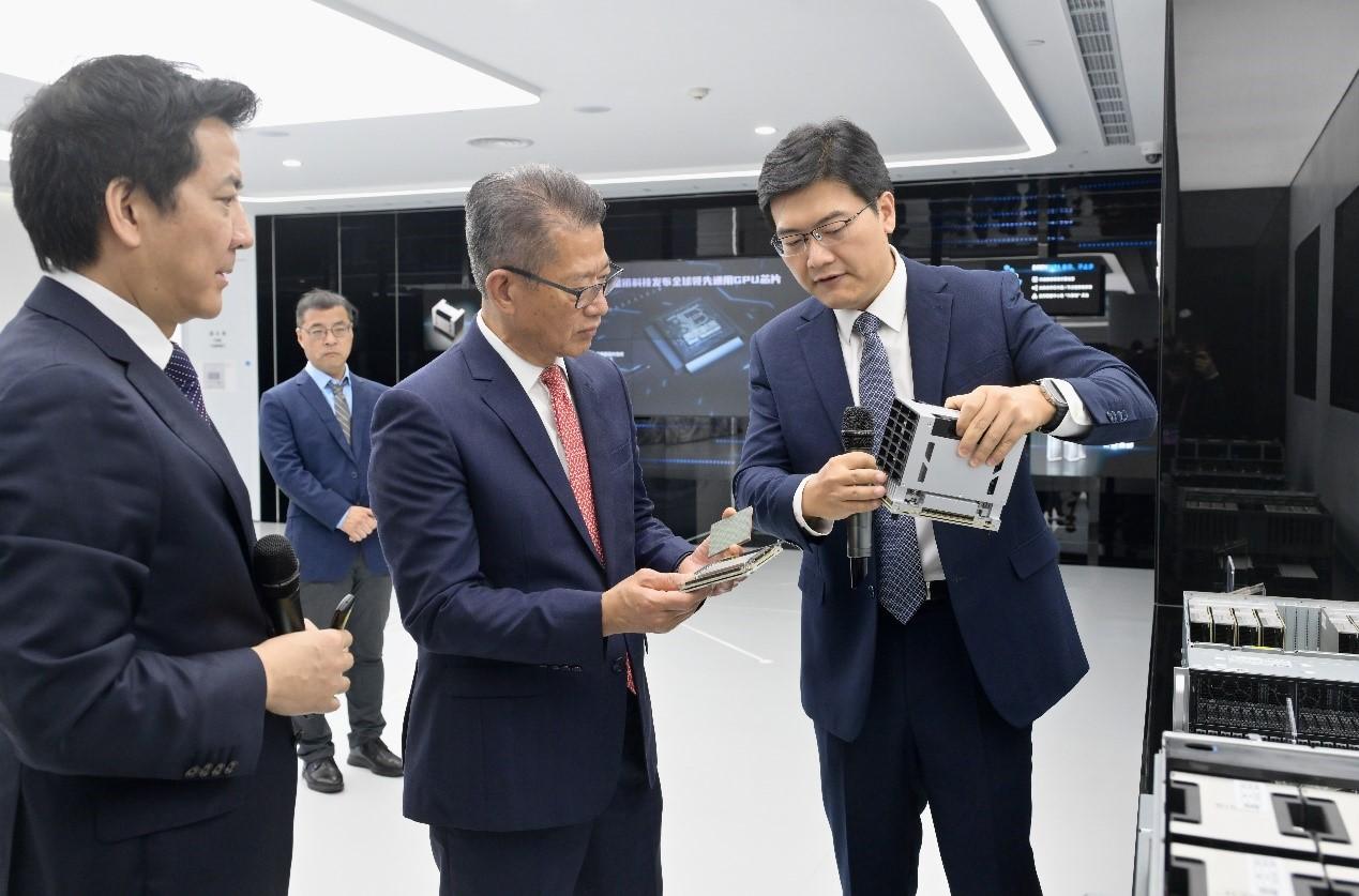 財政司司長陳茂波今日（七月六日）繼續上海訪問行程。圖示陳茂波（中）到訪一家從事人工智能芯片和雲計算的企業。