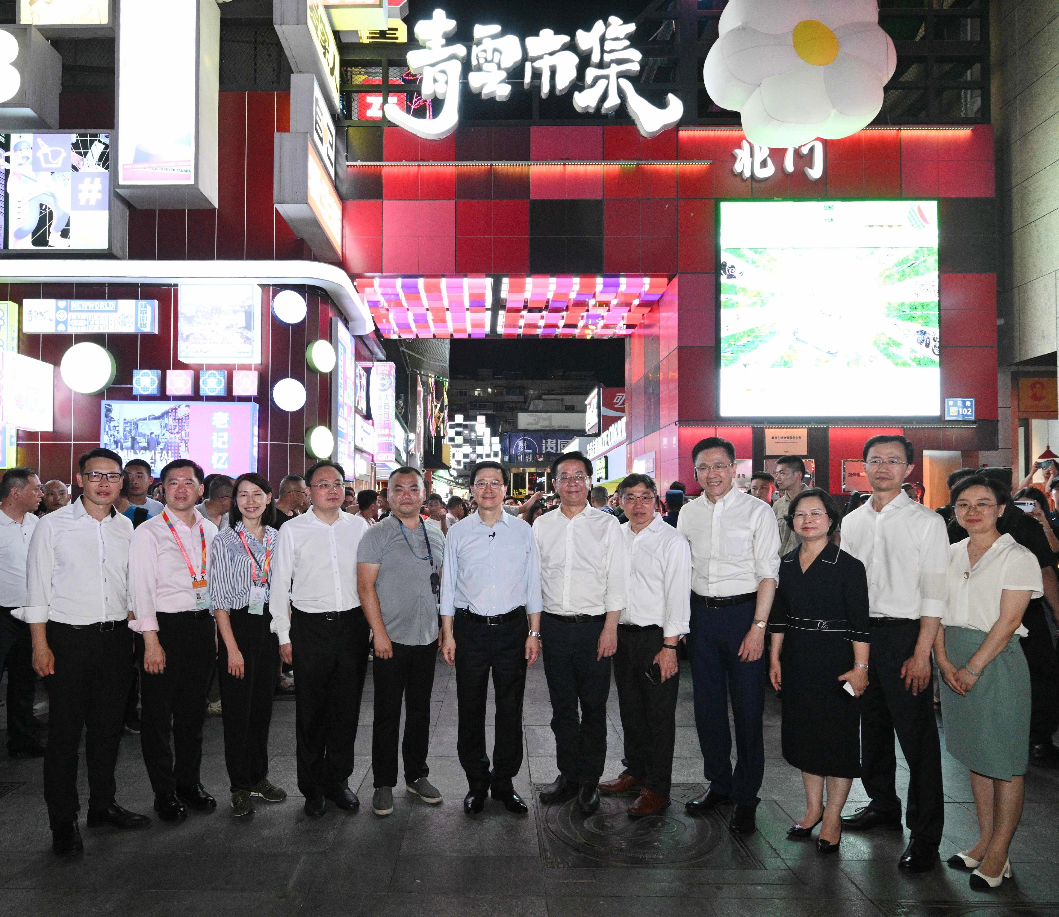 The Chief Executive, Mr John Lee, led a delegation to start his visit programme in Guiyang, today (July 6). Photo shows Mr Lee (sixth left); member of the Standing Committee and Head of the Publicity Department of the Guizhou CPC Provincial Committee, Mr Lu Yongzheng (sixth right); the Secretary for Transport and Logistics, Mr Lam Sai-hung (fifth right); the Secretary for Innovation, Technology and Industry, Professor Sun Dong (fourth right); the Director of the Chief Executive's Office, Ms Carol Yip (third left); and other representatives at the Qingyun Market.