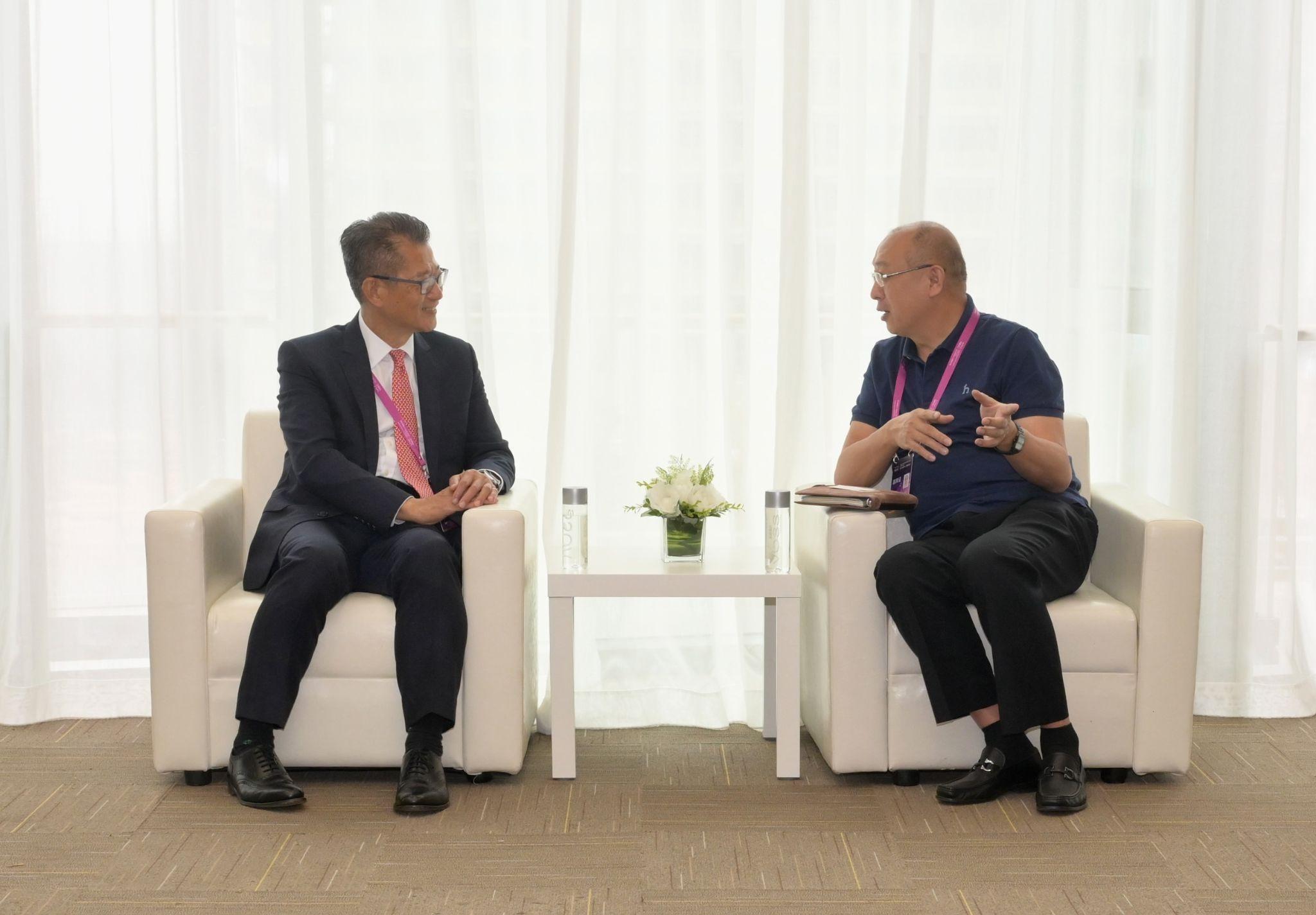 The Financial Secretary, Mr Paul Chan, continued his visit in Shanghai today (July 6). Photo shows Mr Chan (left) meeting with the Chief Executive Officer of the Shanghai Data Exchange, Mr Tang Qifeng (right).