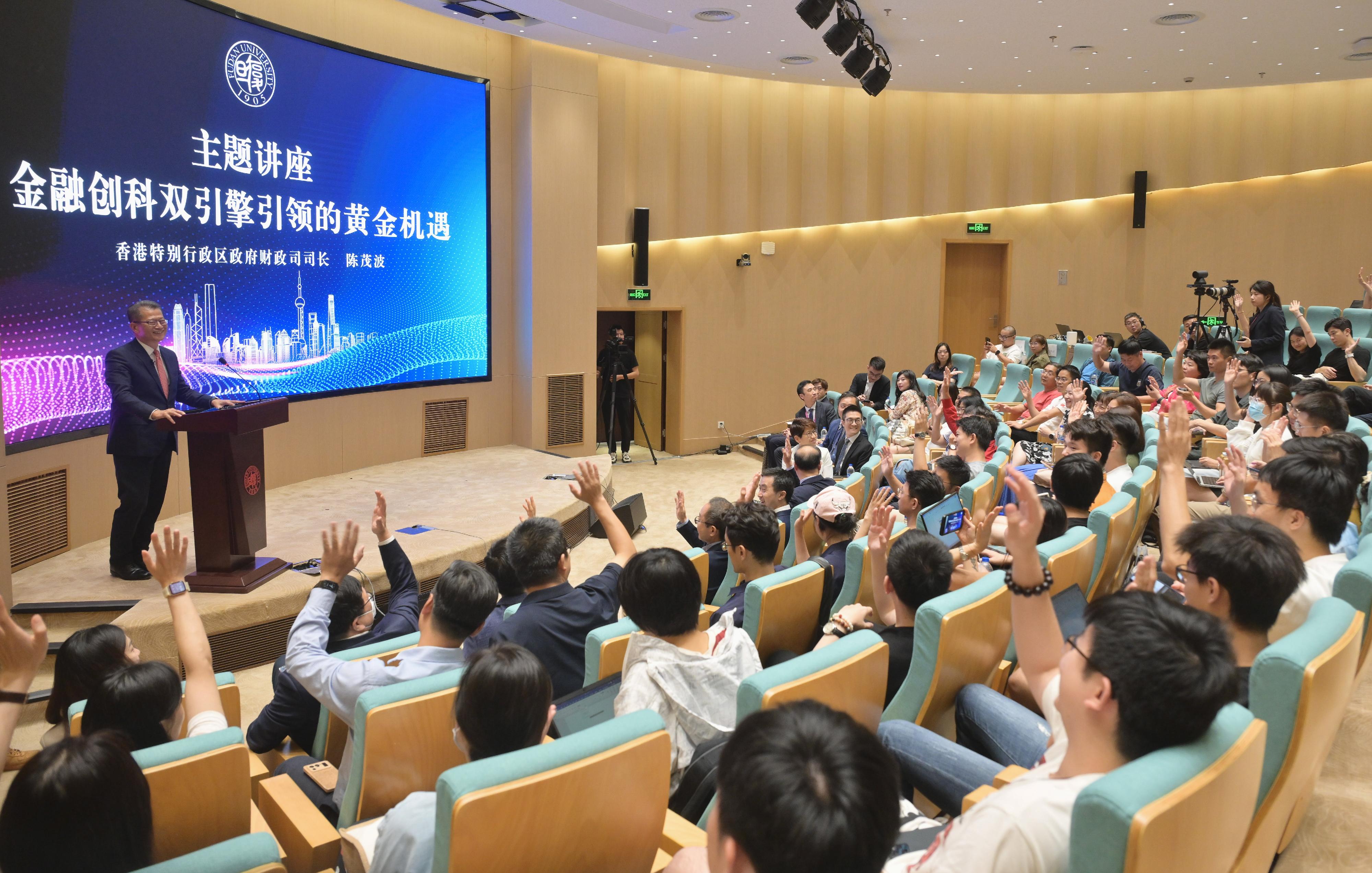 The Financial Secretary, Mr Paul Chan, continued his visit in Shanghai today (July 6). Photo shows Mr Chan speaking at Fudan University and exchanging with teachers and students.