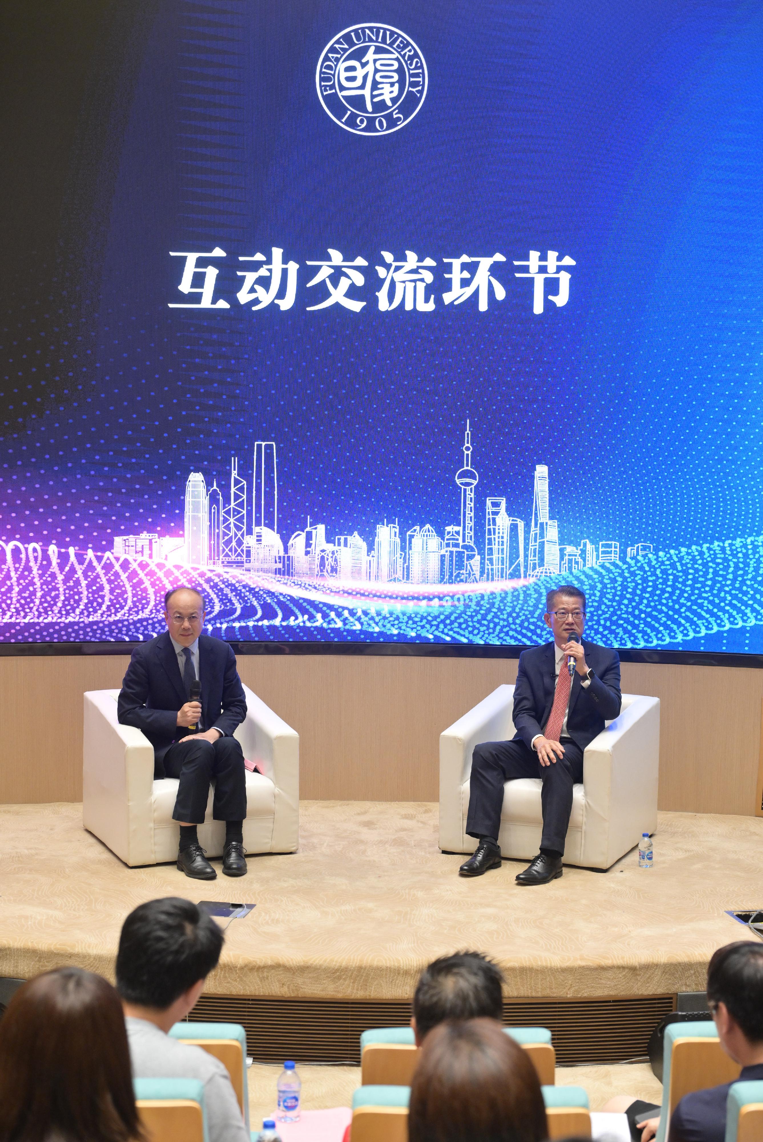The Financial Secretary, Mr Paul Chan, continued his visit in Shanghai today (July 6). Photo shows Mr Chan (right) speaking at Fudan University and exchanging with teachers and students.