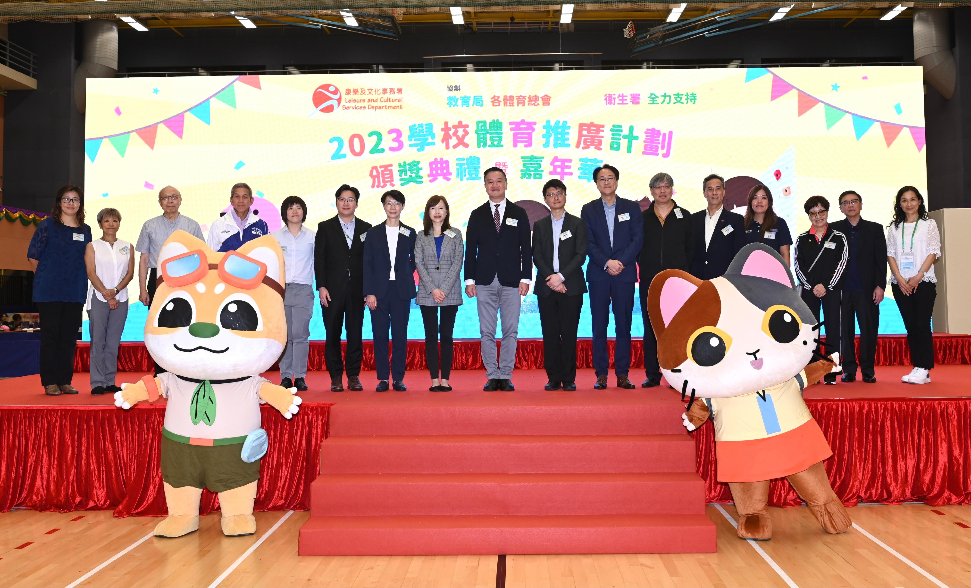 The Leisure and Cultural Services Department (LCSD) held the 2023 School Sports Programme Prize Presentation Ceremony cum Carnival at the Sun Yat Sen Memorial Park Sports Centre today (July 7). Awards were presented to schools and students that have actively and outstandingly participated in sports activities. Photo shows the Convener of the Student Sports Activities Co-ordinating Sub-committee, Professor Patrick Yung (centre); the Vice-convener of the Sub-committee, Professor Cindy Sit (eighth left); the Head of Health Promotion Branch of the Department of Health, Dr Leung Yiu-hong (eighth right); the Chief Curriculum Development Officer (Physical Education) of the Education Bureau, Ms Annie Wong (seventh left); Assistant Director (Leisure Services) of the LCSD Mr Benjamin Hung (seventh right) and other guests at the ceremony.