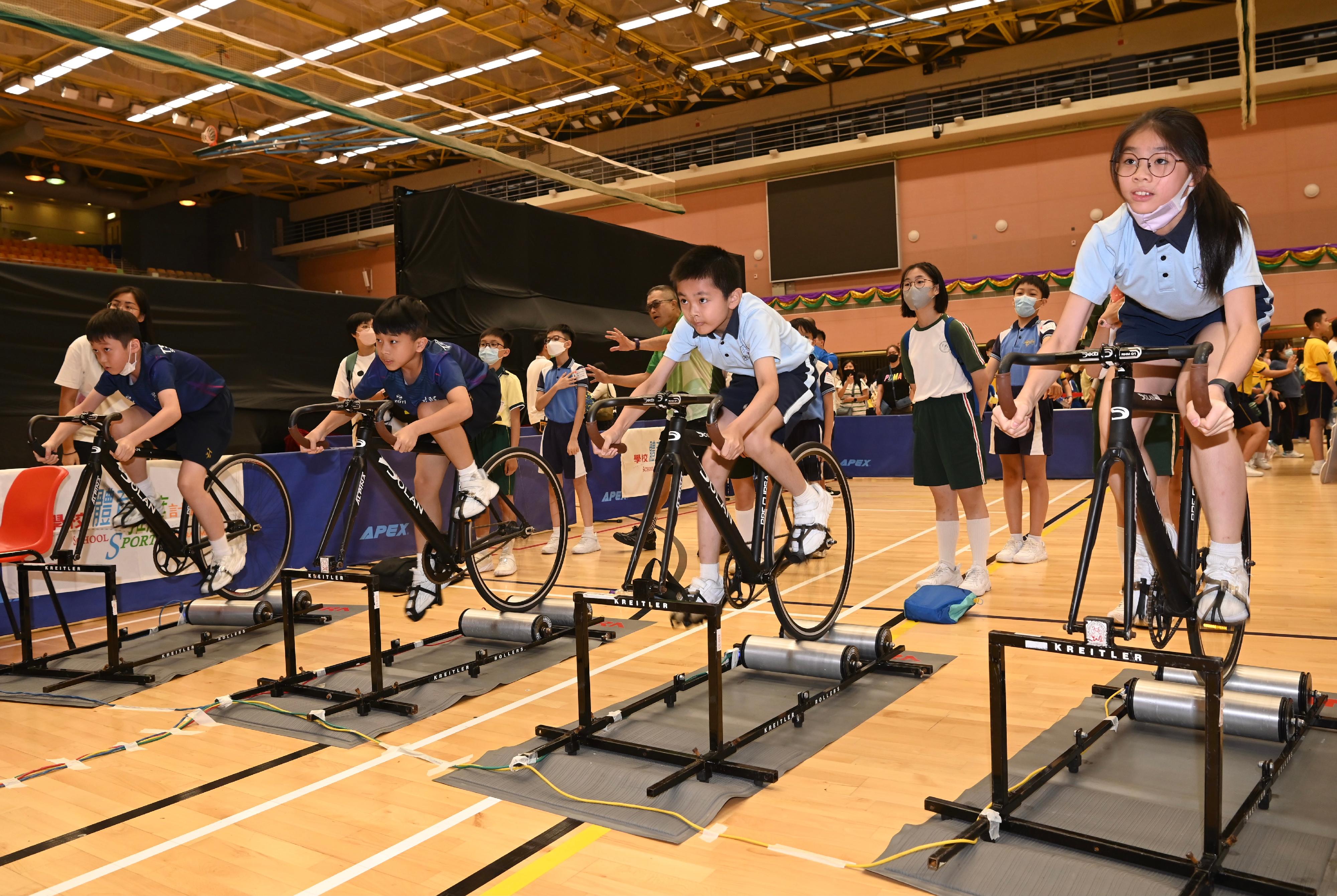 The Leisure and Cultural Services Department held the 2023 School Sports Programme Prize Presentation Ceremony cum Carnival at the Sun Yat Sen Memorial Park Sports Centre today (July 7). Photo shows students participating in a cycling play-in session.