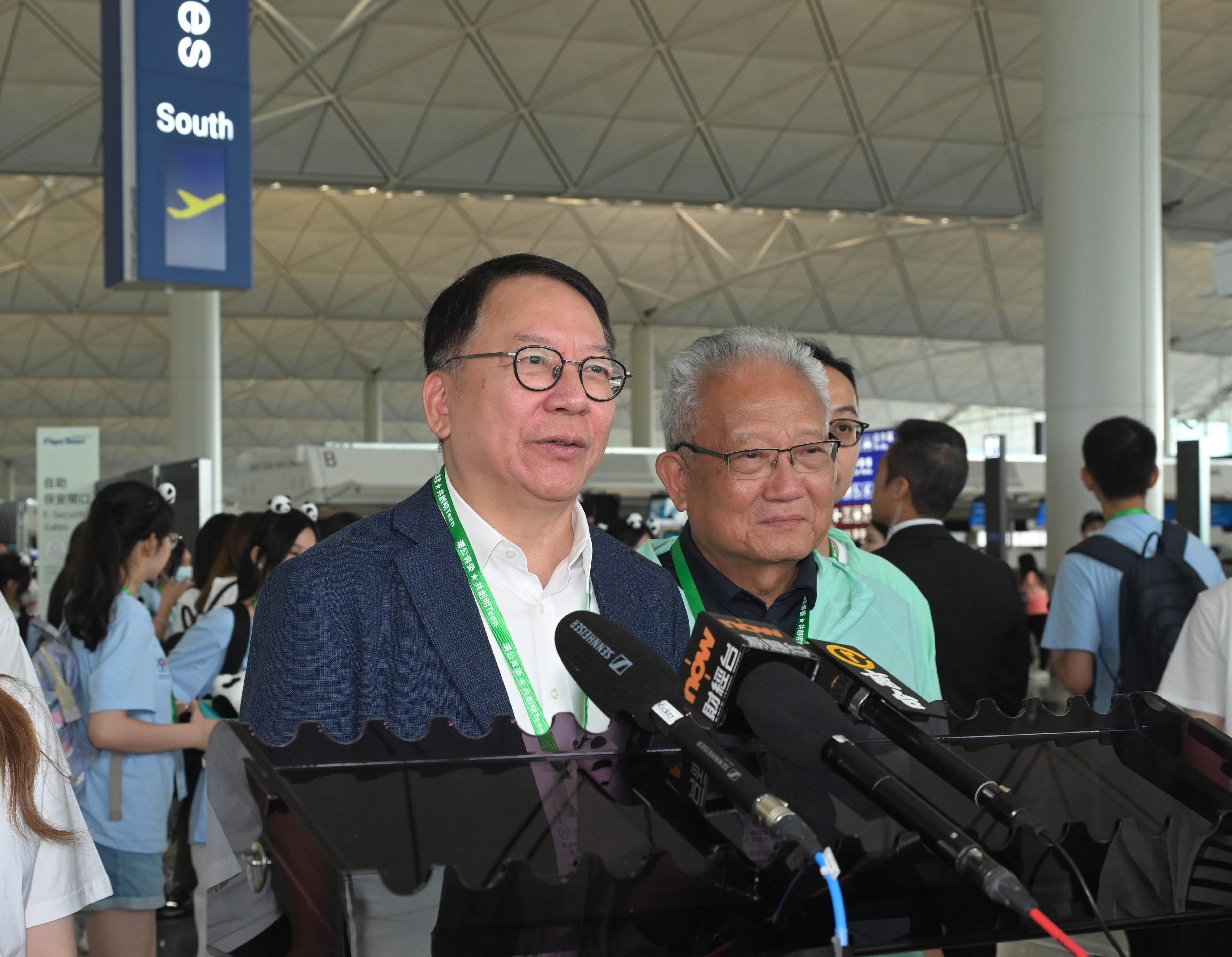 政務司司長陳國基今日（七月七日）出席由香港九龍潮州公會青年委員會贊助的「共創明『Teen』計劃」四川親親大熊貓學習體驗團歡送儀式。圖示陳國基（左）在儀式後會見傳媒。