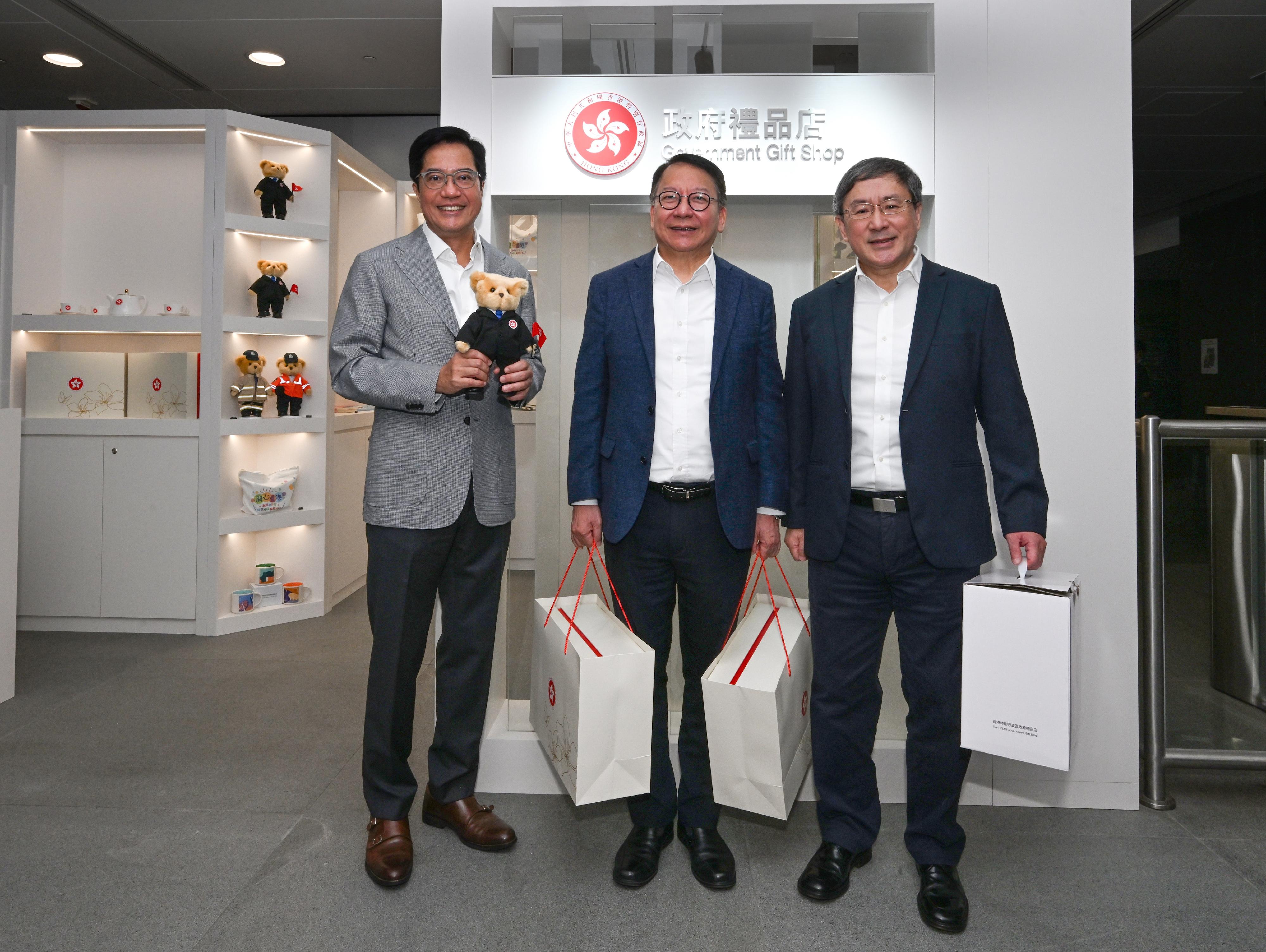 The Acting Chief Executive, Mr Chan Kwok-ki (middle); the Acting Financial Secretary, Mr Michael Wong (left); and the Deputy Chief Secretary for Administration, Mr Cheuk Wing-hing (right), purchase souvenirs at the Government Gift Shop today (July 7). 