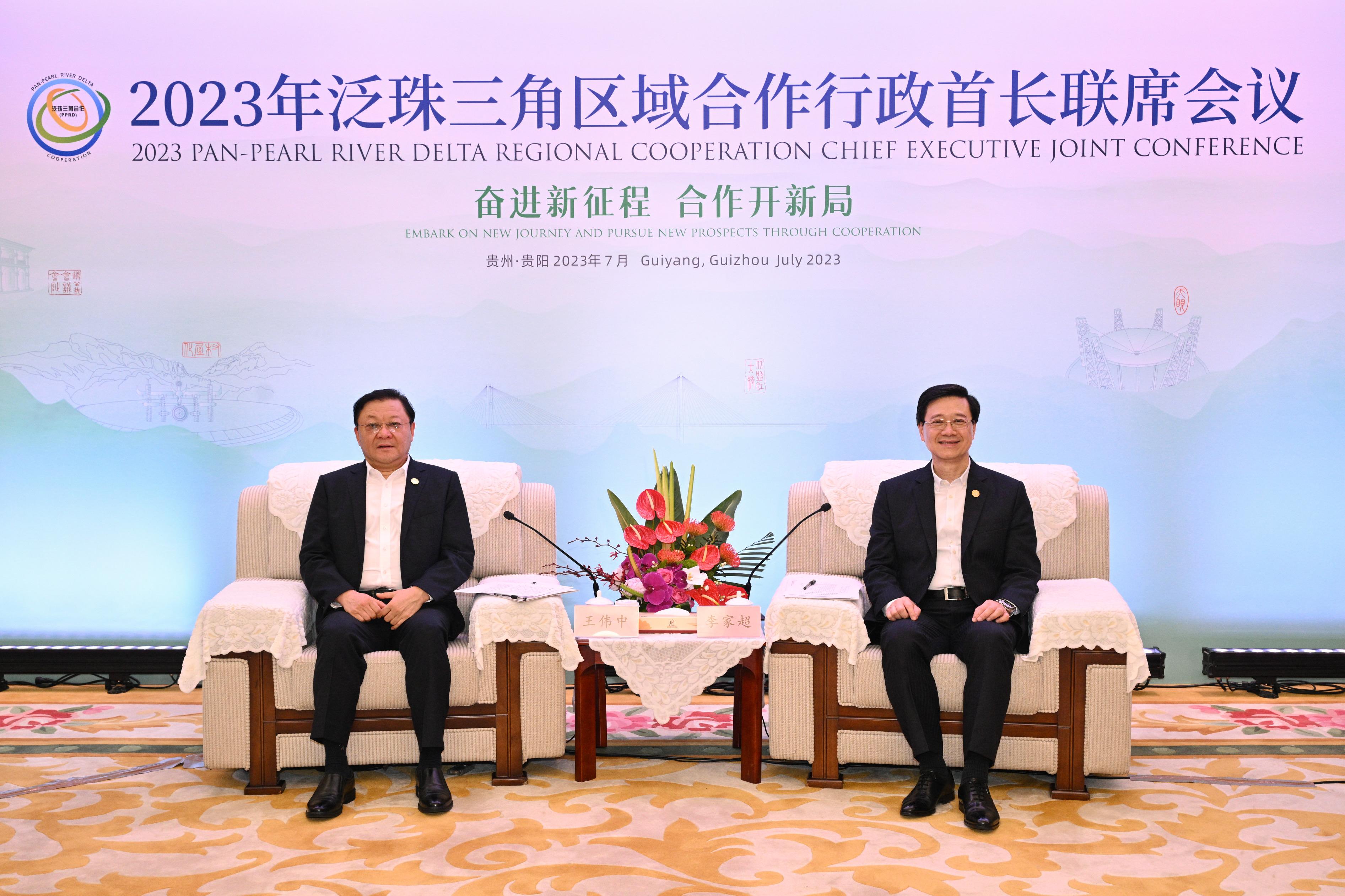 The Chief Executive, Mr John Lee, led a delegation to visit Guiyang today (July 7). Photo shows Mr Lee (right) and the Governor of Guangdong Province, Mr Wang Weizhong (left), at a bilateral meeting in Guiyang.