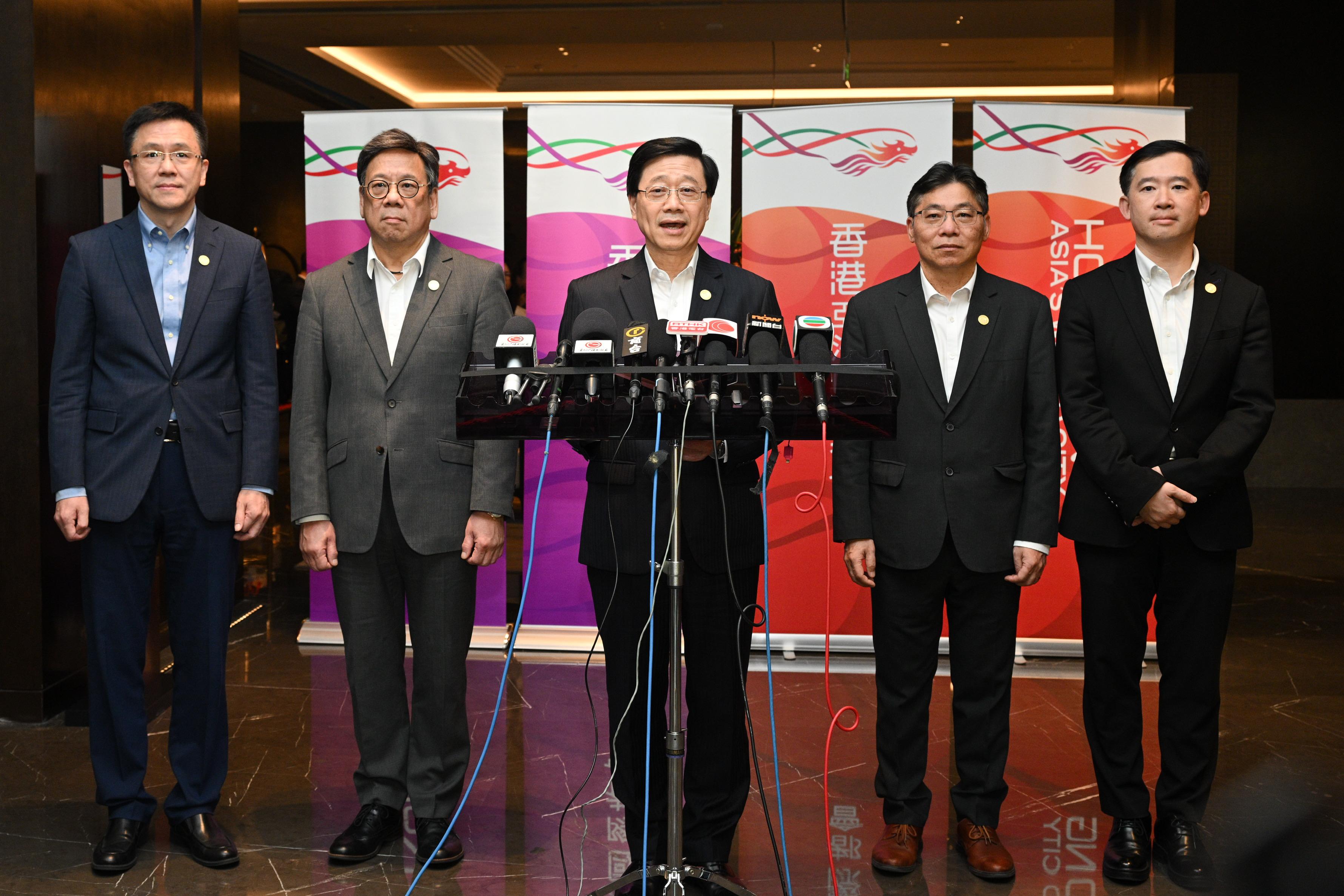 The Chief Executive, Mr John Lee (centre), together with the Secretary for Commerce and Economic Development, Mr Algernon Yau (second left); the Secretary for Transport and Logistics, Mr Lam Sai-hung (second right); the Secretary for Innovation, Technology and Industry, Professor Sun Dong (first left); and the Under Secretary for Constitutional and Mainland Affairs, Mr Clement Woo (first right), meets the media in Guiyang today (July 7).