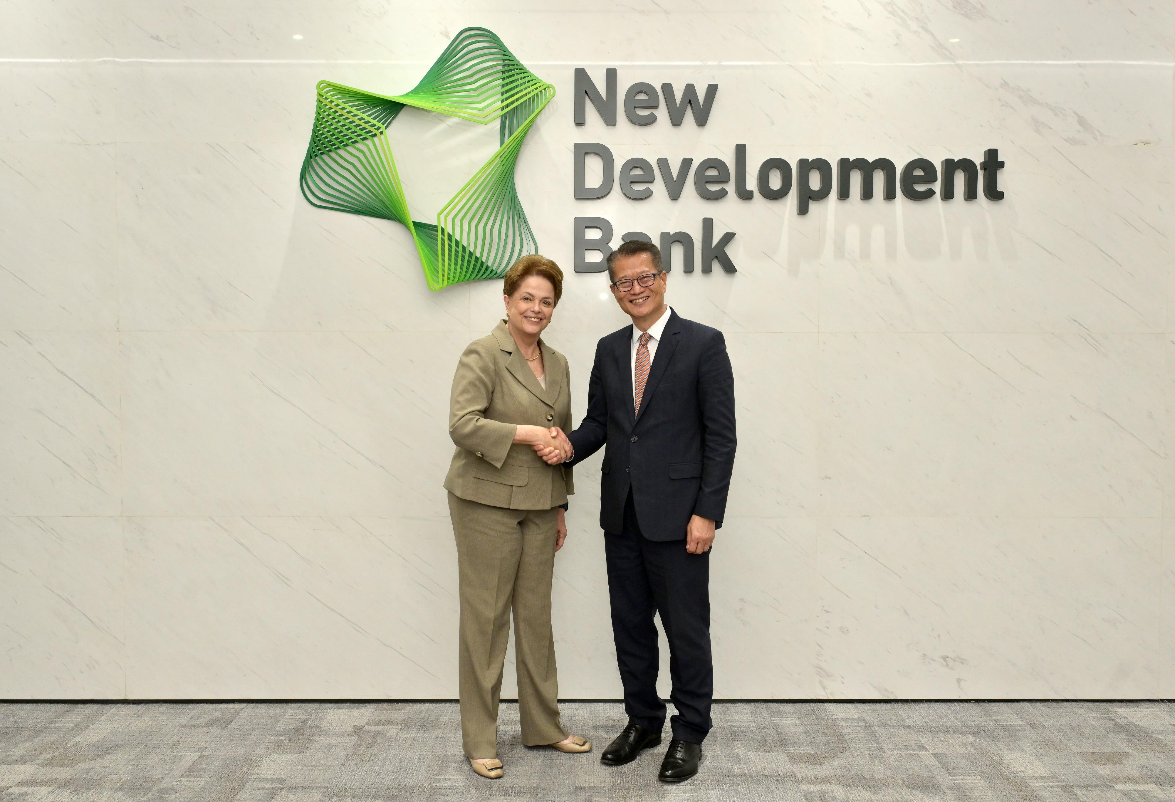 財政司司長陳茂波今日（七月七日）繼續上海訪問行程。圖示陳茂波（右）與新開發銀行行長、巴西前總統羅塞夫（左）會面。