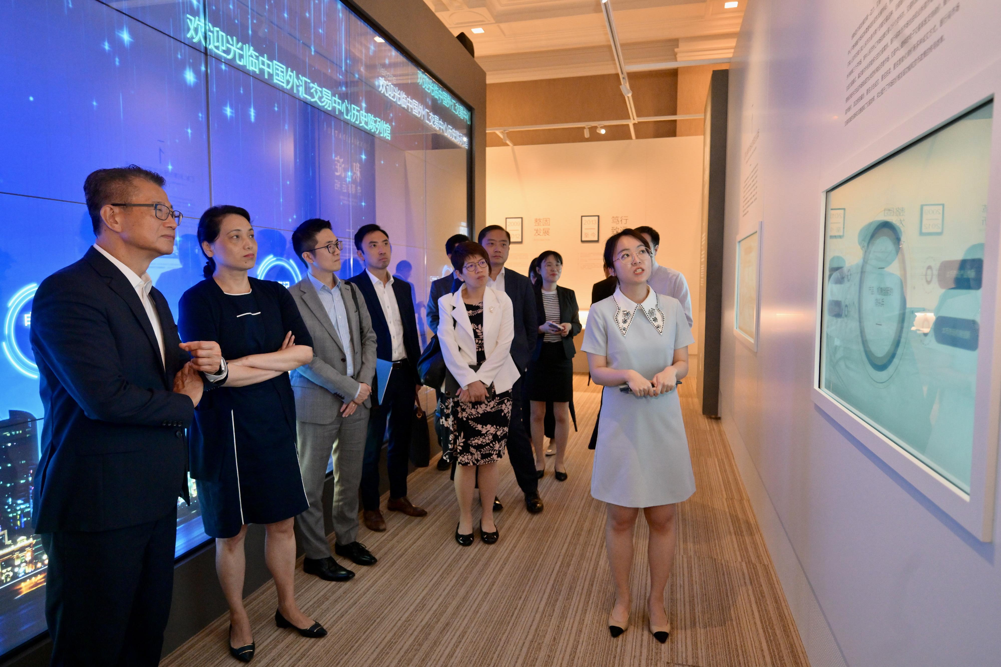 財政司司長陳茂波今日（七月七日）繼續上海訪問行程。圖示陳茂波（左一）在中國外匯交易中心總裁張漪（左二）陪同下，參觀中國外匯交易中心。