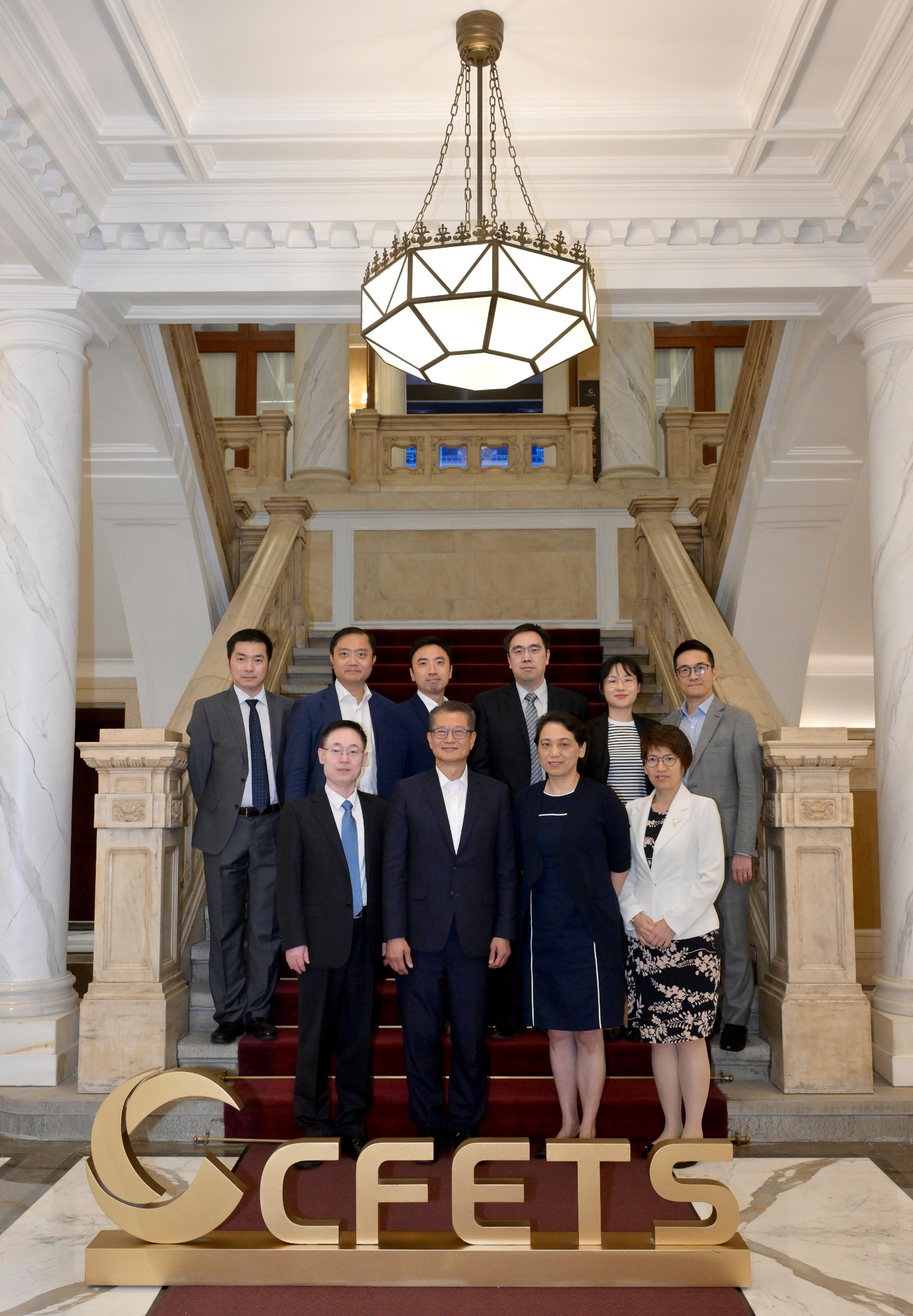 財政司司長陳茂波今日（七月七日）繼續上海訪問行程。圖示陳茂波（前排左二）與中國外匯交易中心總裁張漪（前排右二）會面。