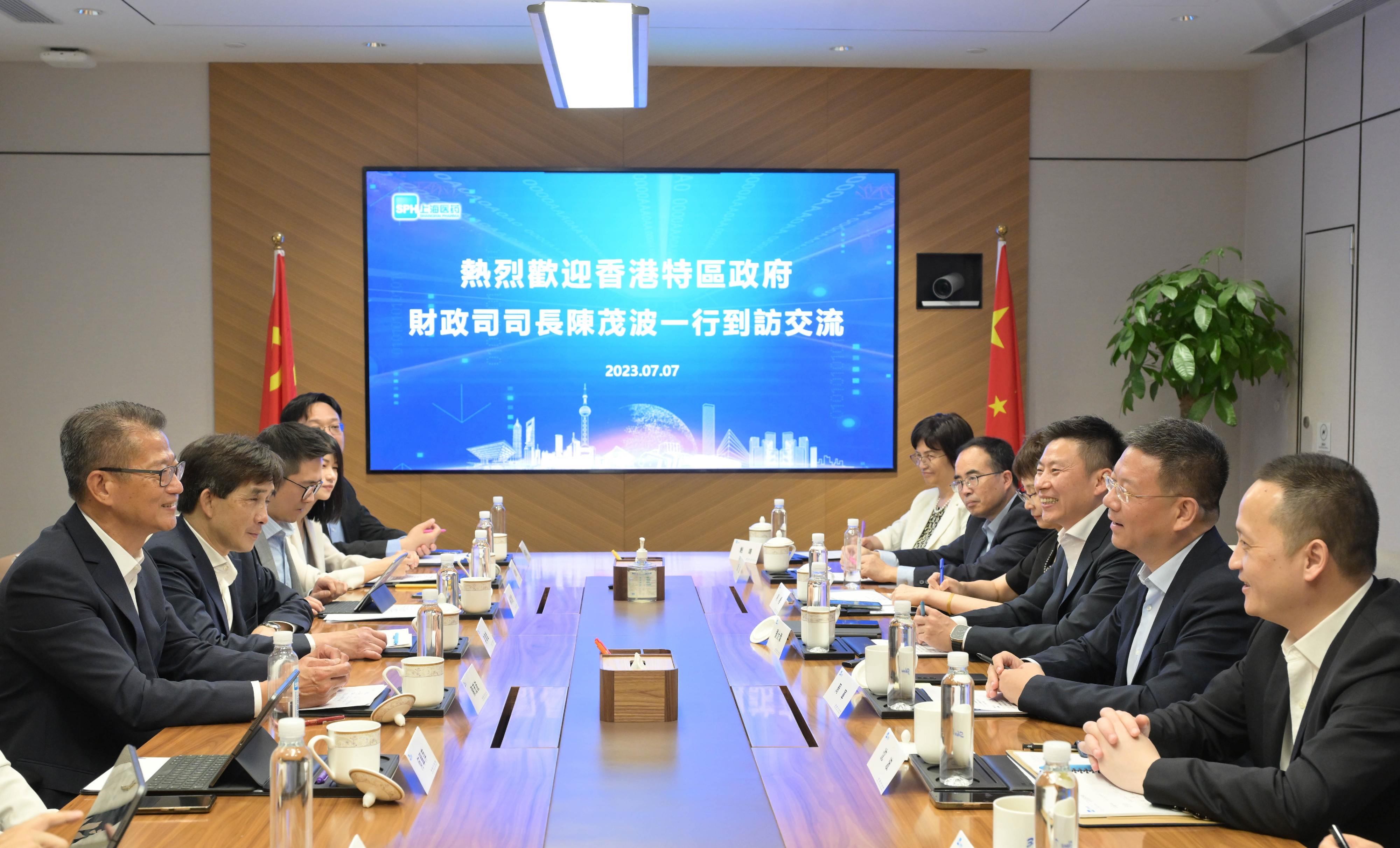 The Financial Secretary, Mr Paul Chan, continued his visit in Shanghai today (July 7). Photo shows Mr Chan (first left) meeting with the Chairman of the Shanghai Pharmaceuticals, Mr Zhou Jun (second right). 