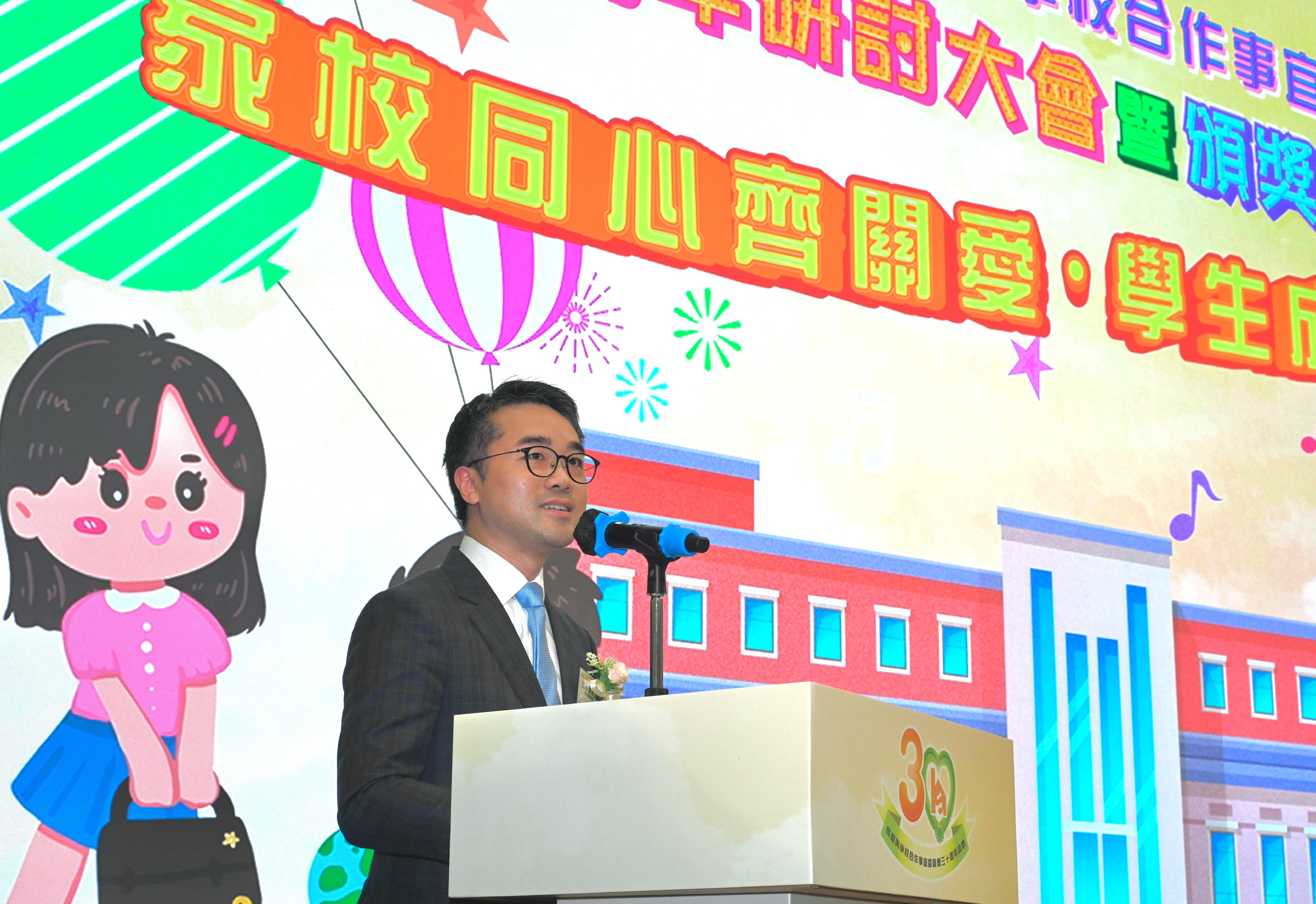 The Under Secretary for Education, Mr Sze Chun-fai, speaks at the 30th Anniversary Symposium cum Prize Presentation Ceremony of the Committee on Home-School Co-operation today (July 8).