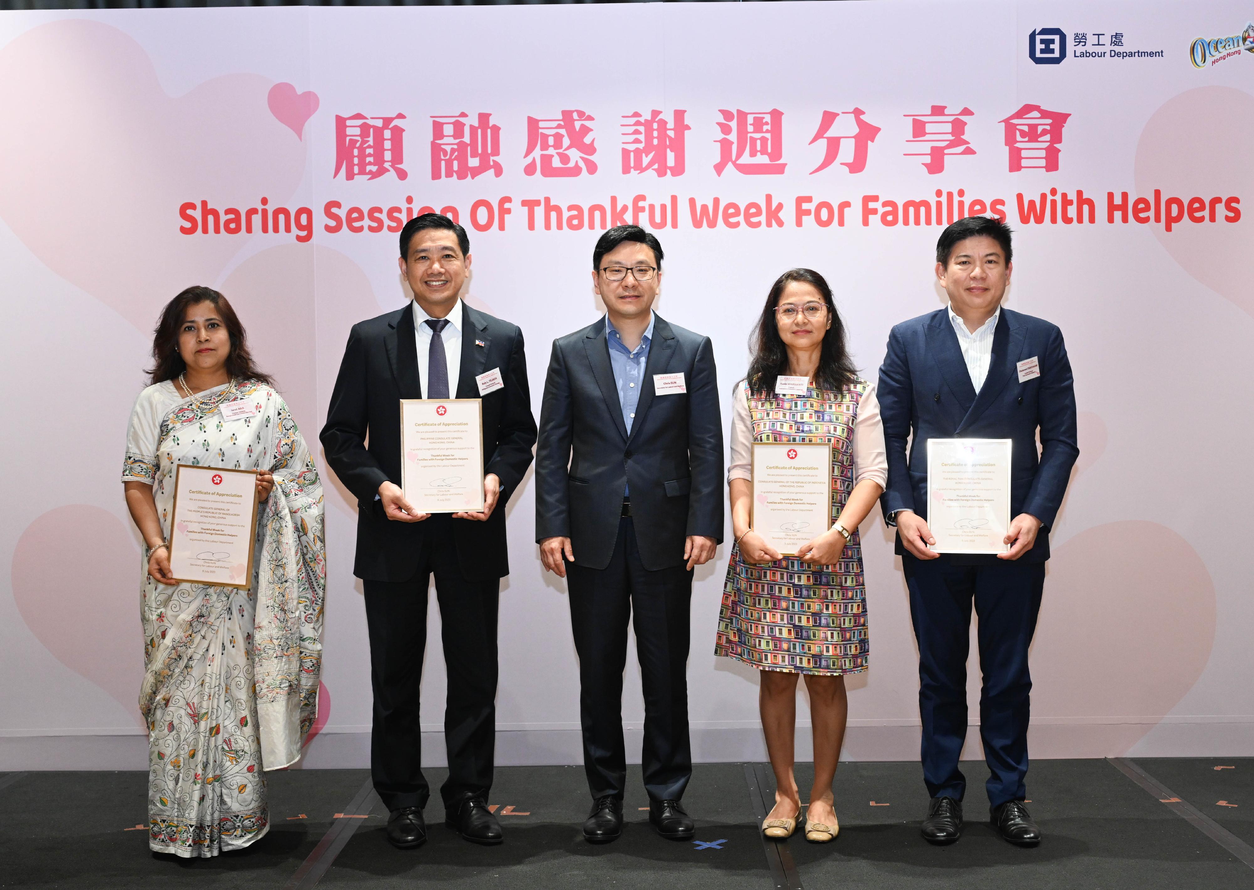 The Labour Department held a sharing session of the Thankful Week for Families with Foreign Domestic Helpers at M+ today (July 9). Photo shows the Secretary for Labour and Welfare, Mr Chris Sun (centre), presenting certificates of appreciation to representatives of Consulates-General of the Philippines, Indonesia, Bangladesh and Thailand in Hong Kong.