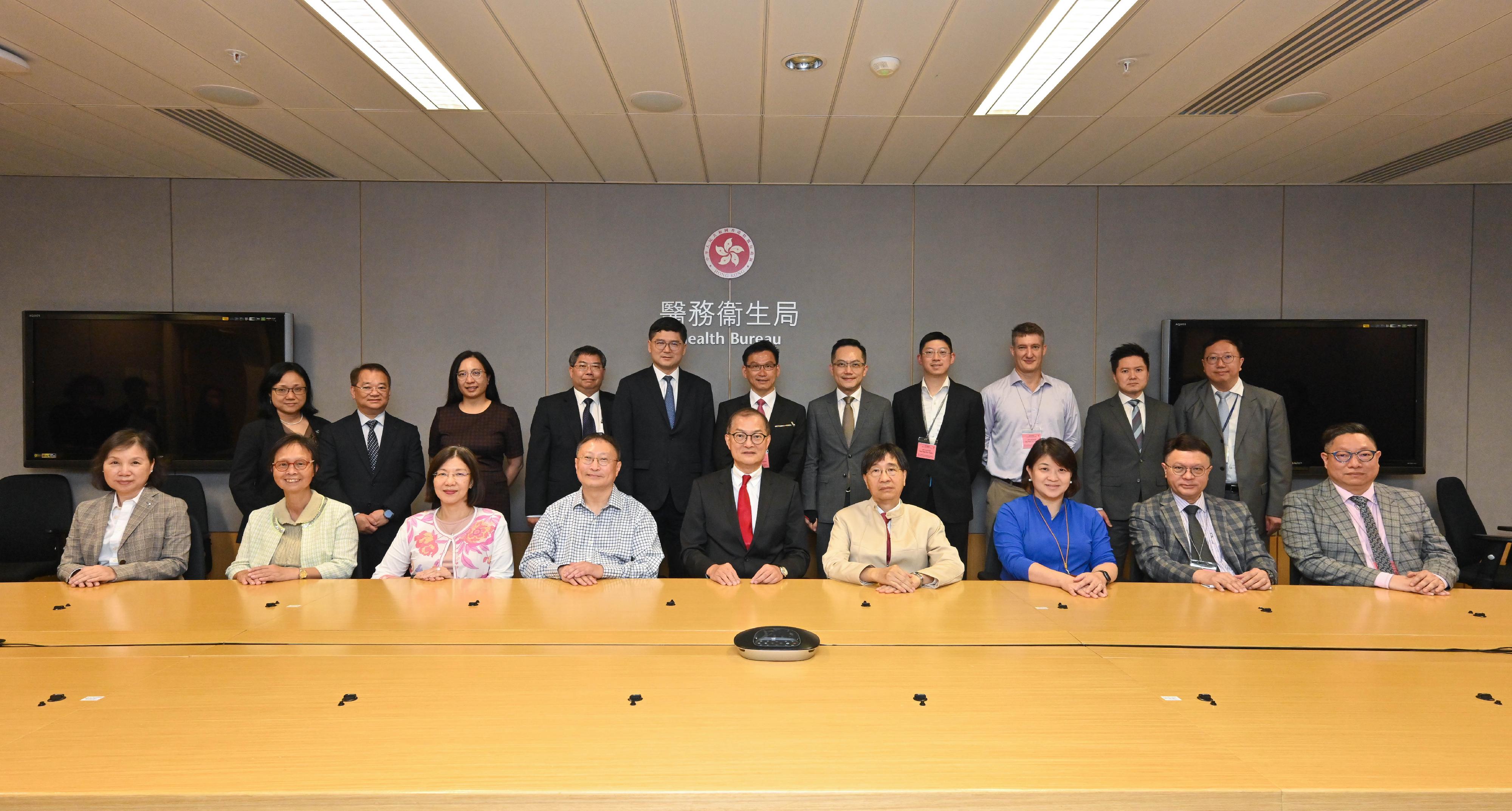The Secretary for Health, Professor Lo Chung-mau, today (July 10) convened the eighth meeting of the High Level Steering Committee on Antimicrobial Resistance. Photo shows Professor Lo (front row, centre); the Under Secretary for Health, Dr Libby Lee (front row, third right); the Director of Health, Dr Ronald Lam (back row, fifth right); the Director of Food and Environmental Hygiene, Ms Irene Young (back row, third left); the Director of Agriculture, Fisheries and Conservation, Dr Leung Siu-fai (back row, fourth left); the Chief Executive of the Hospital Authority, Dr Tony Ko (back row, fifth left); other members and officials taking a group photo before the meeting.