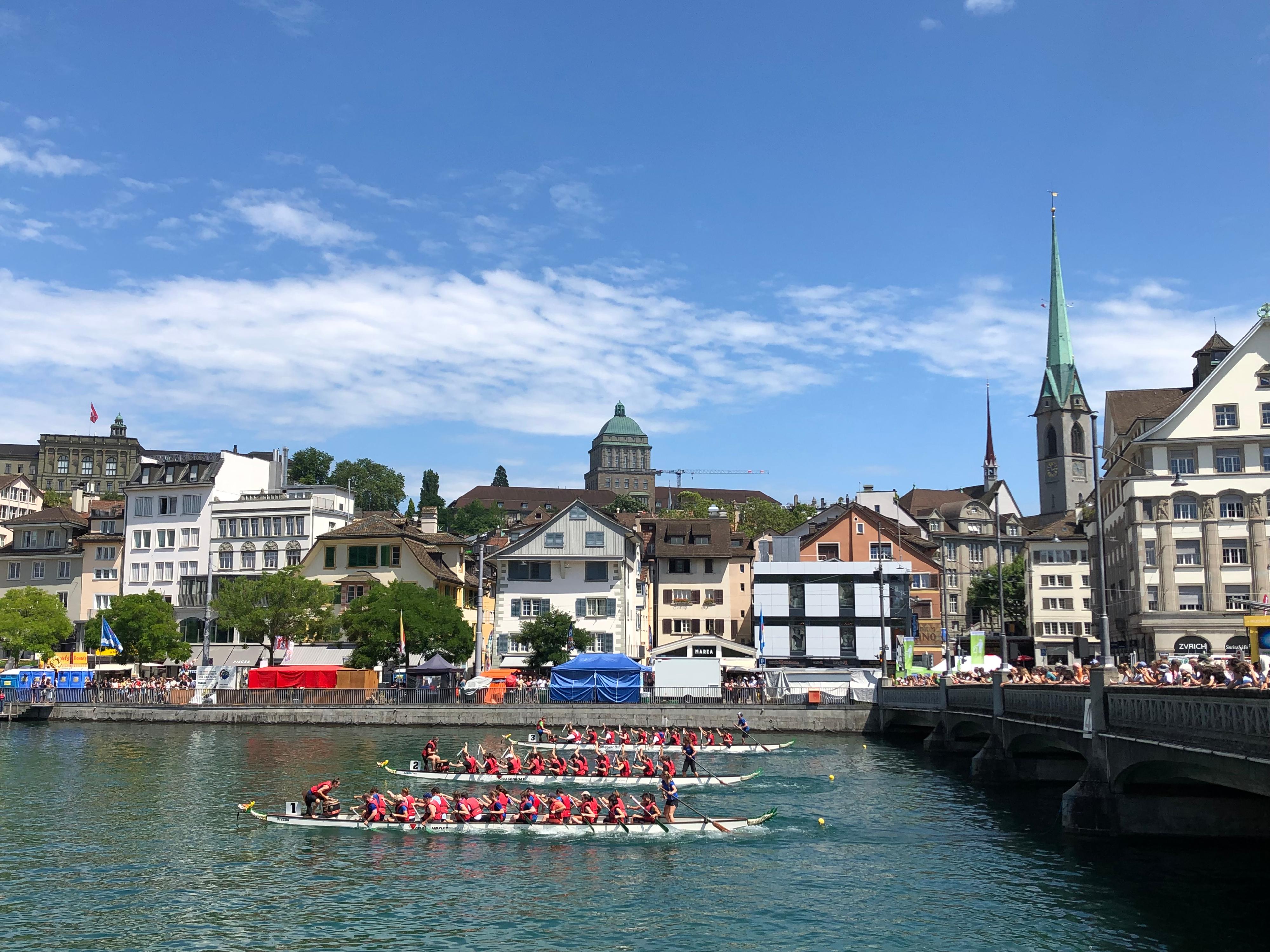 由香港驻柏林经济贸易办事处赞助的苏黎世龙舟竞赛于七月八日（苏黎世时间）在瑞士举行。图示队伍于龙舟总决赛竞逐锦标。