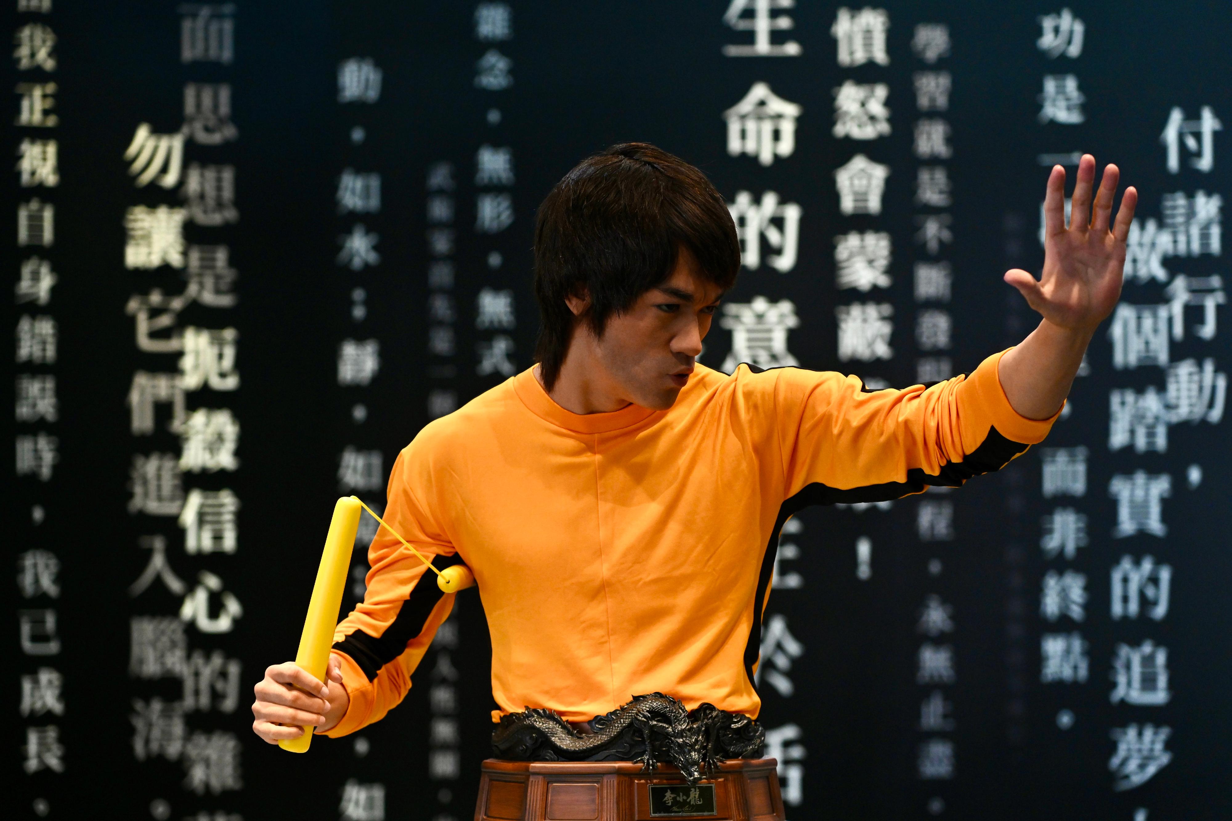 香港文化博物館明日（七月十二日）起舉行「李小龍──經典永續」展覽。圖示李小龍半身像。