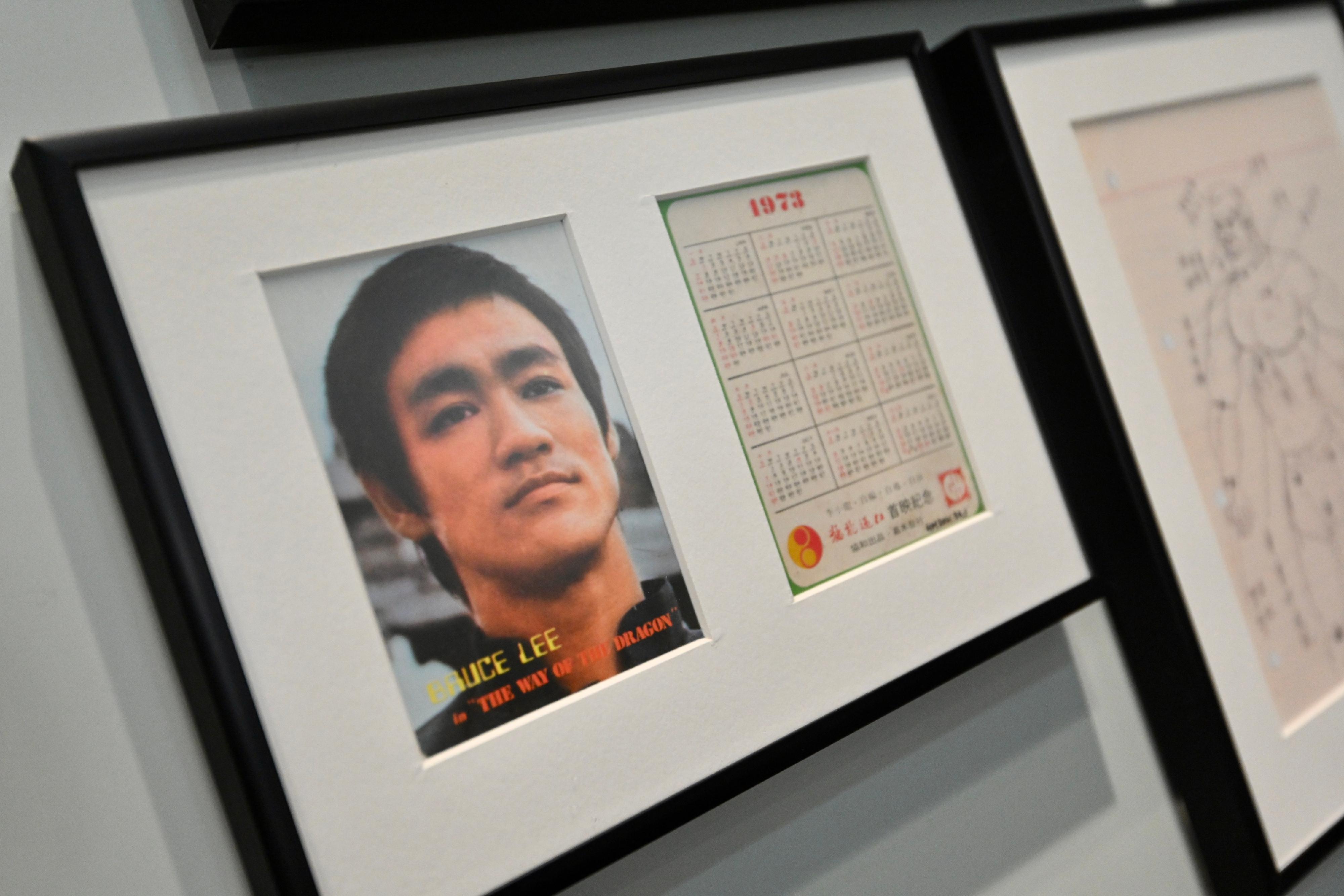 香港文化博物館明日（七月十二日）起舉行「李小龍──經典永續」展覽。圖示電影《猛龍過江》於一九七三年首映的紀念年曆卡。