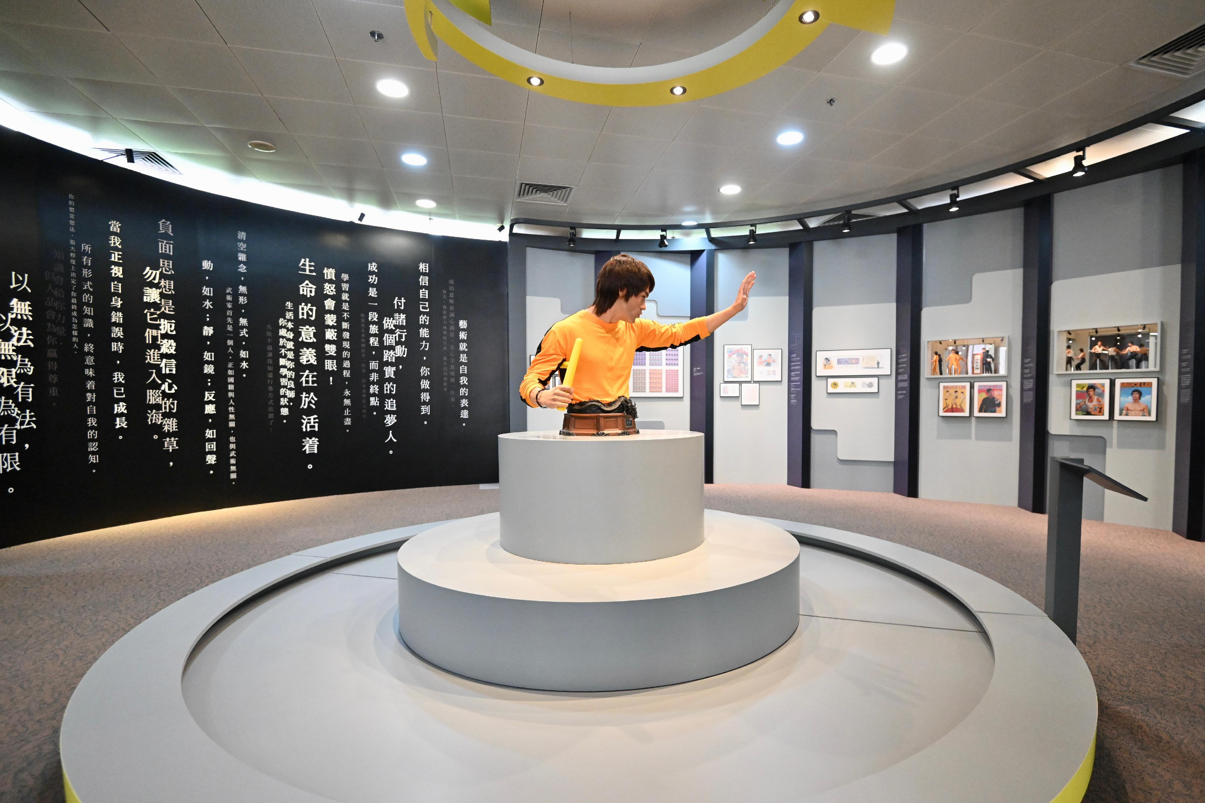 香港文化博物館明日（七月十二日）起舉行「李小龍──經典永續」展覽，展出一系列以李小龍為題的流行文化珍藏，包括書刊、紀念郵票、手辦模型等。