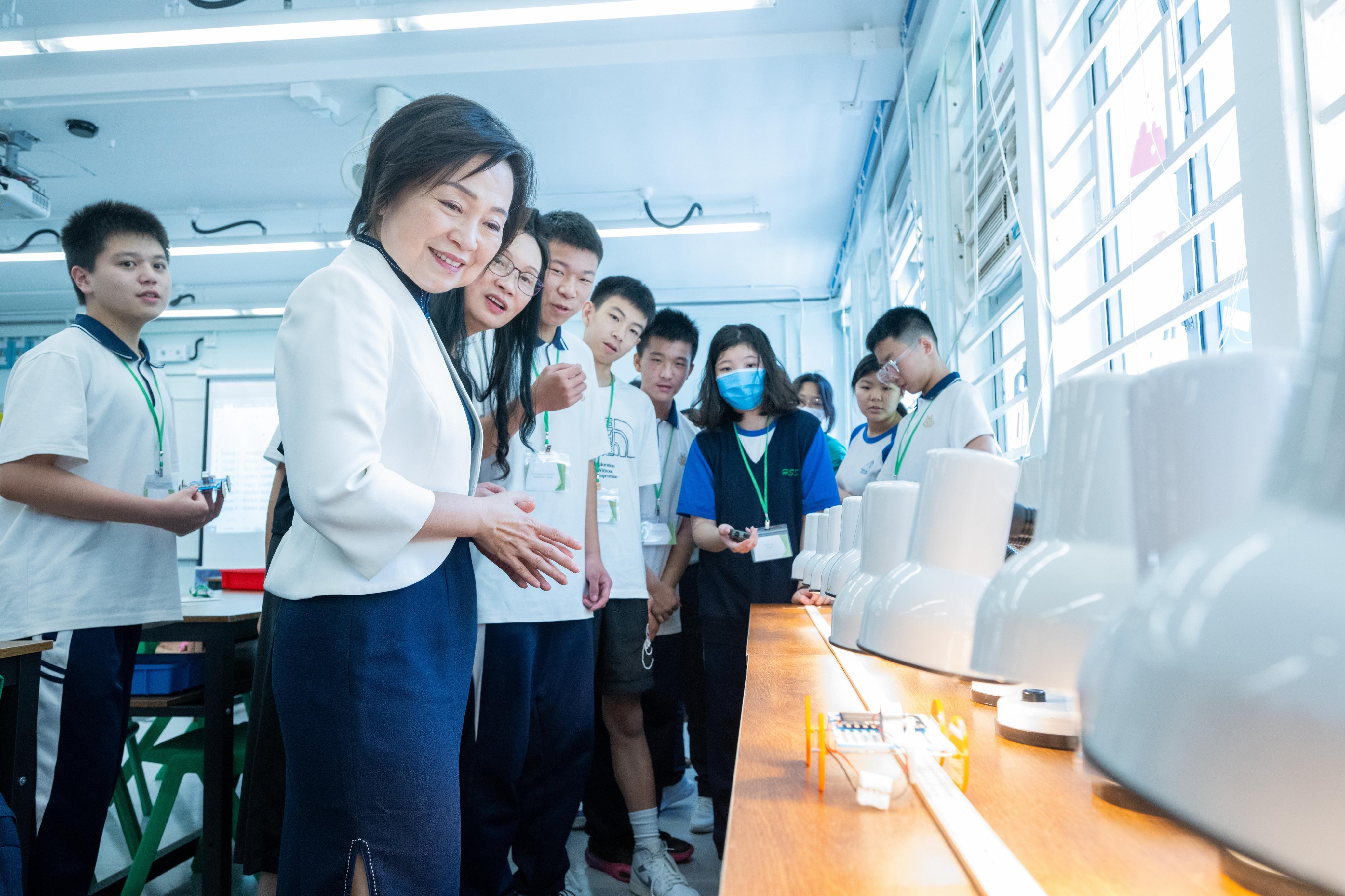 教育局局長蔡若蓮博士今日（七月十一日）到訪何東中學，出席該校與東莞市東華初級中學的姊妹學校交流活動。圖示蔡若蓮博士（左二）觀看學生製作太陽能模型車。