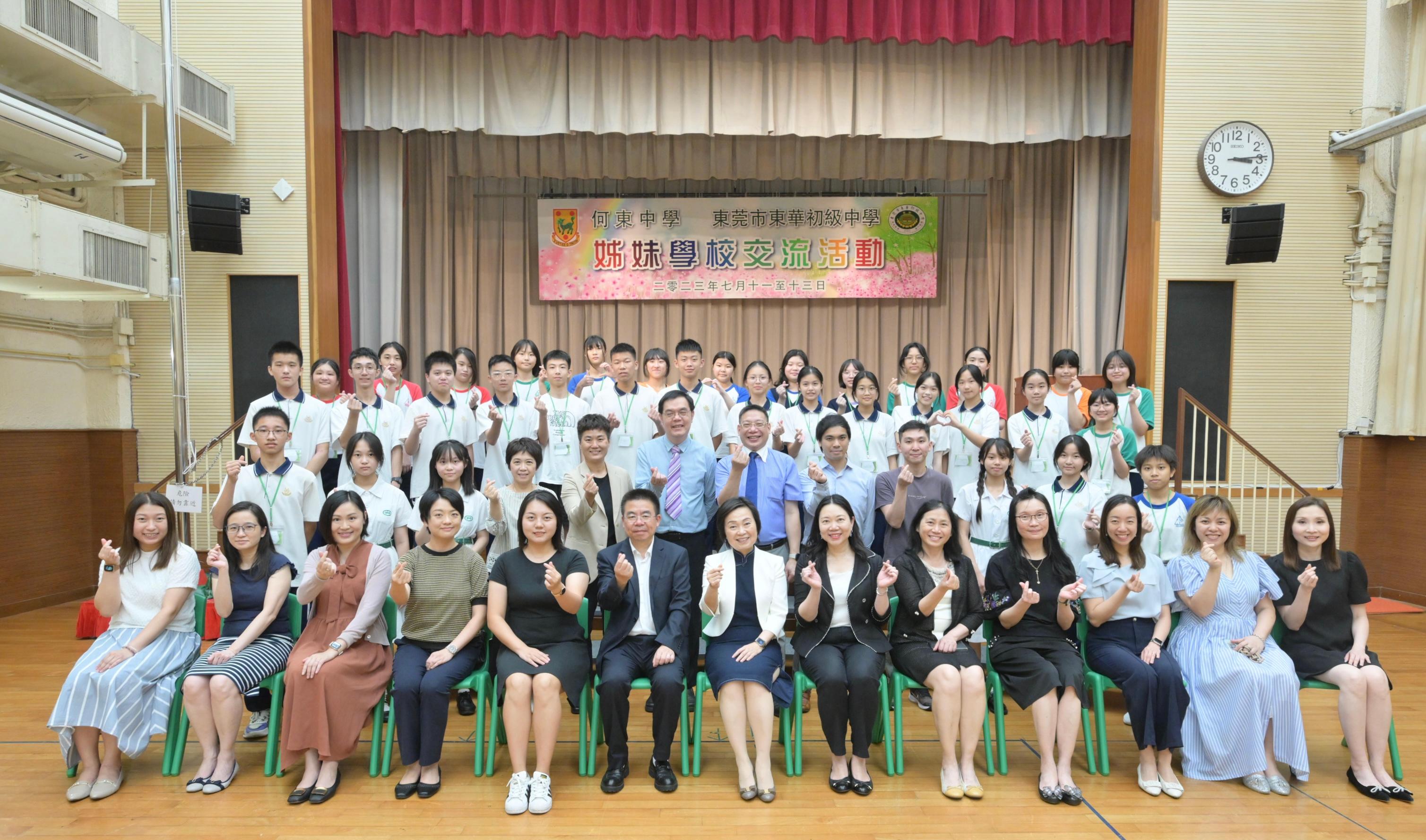 The Secretary for Education, Dr Choi Yuk-lin, visited Hotung Secondary School today (July 11) to attend its sister school exchange activity with Dong Guan Tung Wah Junior High School. Photo shows Dr Choi (front row, middle) with teachers and students of both schools.
