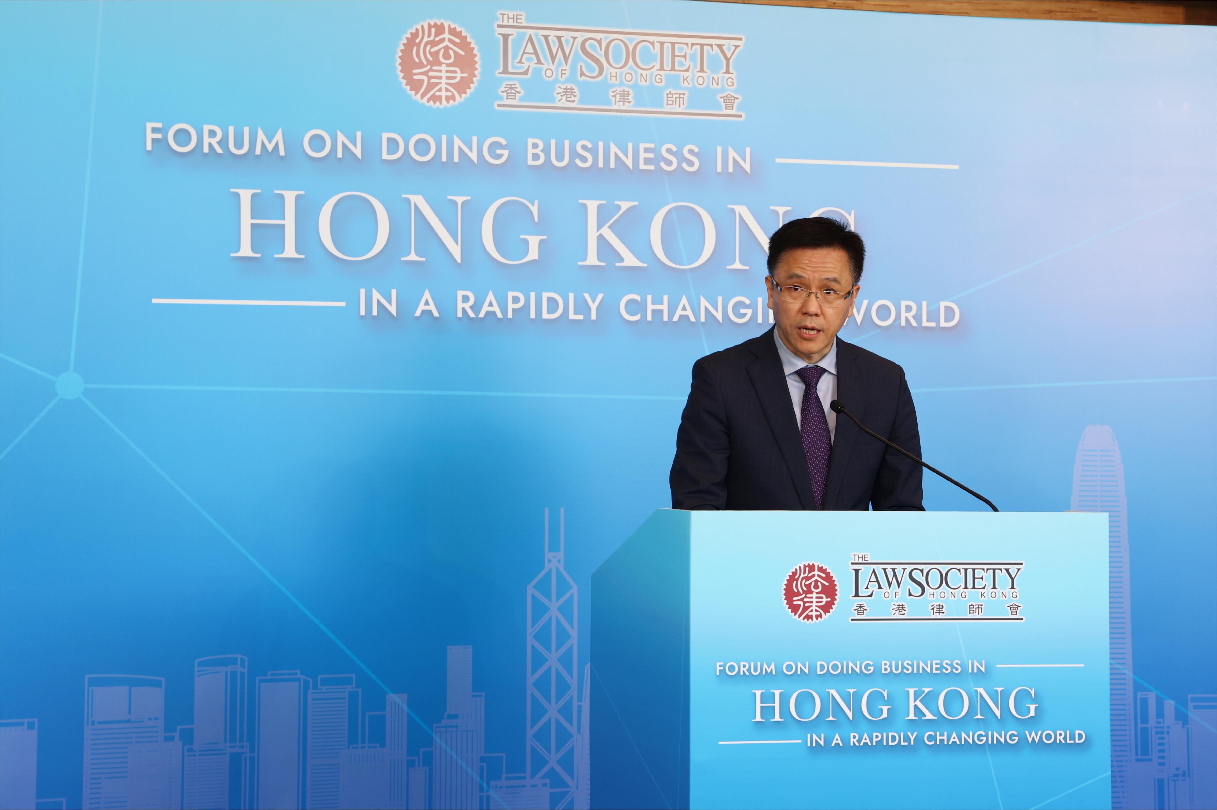 The Secretary for Innovation, Technology and Industry, Professor Sun Dong, delivers a keynote speech at the luncheon of the Law Society of Hong Kong's Forum on Doing Business in Hong Kong in a Rapidly Changing World today (July 11).