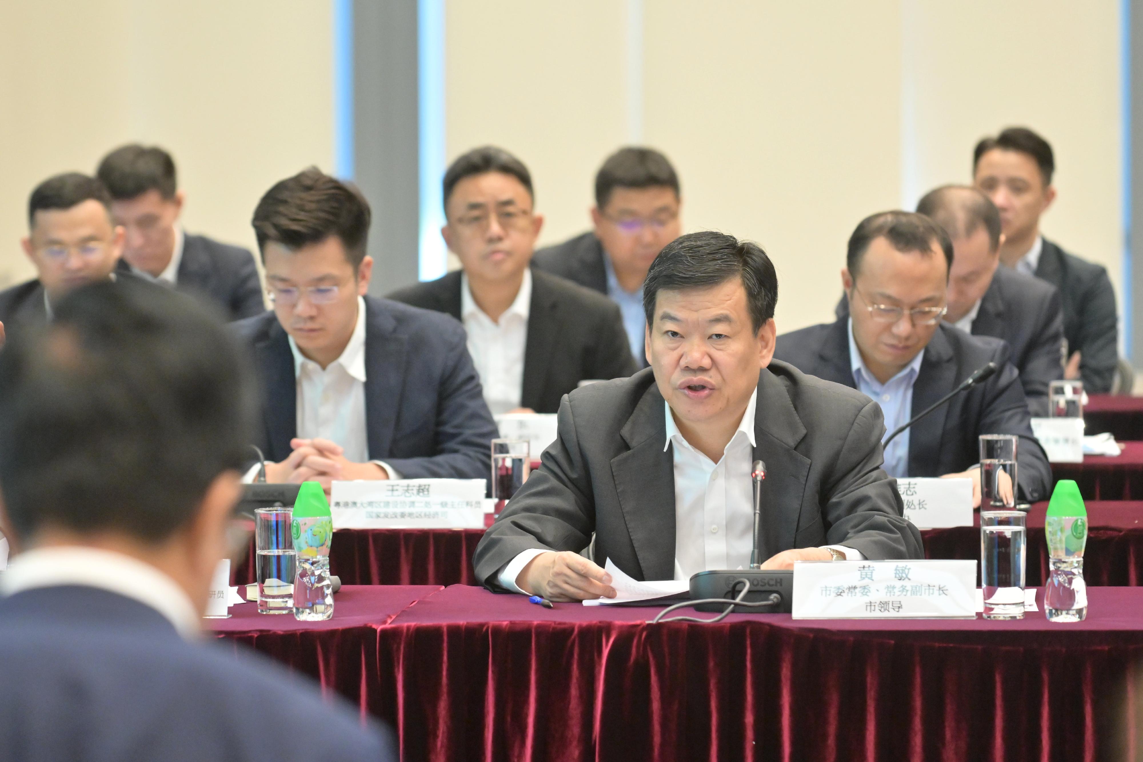 The Deputy Financial Secretary, Mr Michael Wong, and Vice Mayor of Shenzhen Municipal People's Government Mr Huang Min (first row), leading delegations of the governments of the Hong Kong Special Administrative Region and Shenzhen respectively, held the second meeting of the Task Force for Collaboration on the Northern Metropolis Development Strategy in Hong Kong today (July 11).