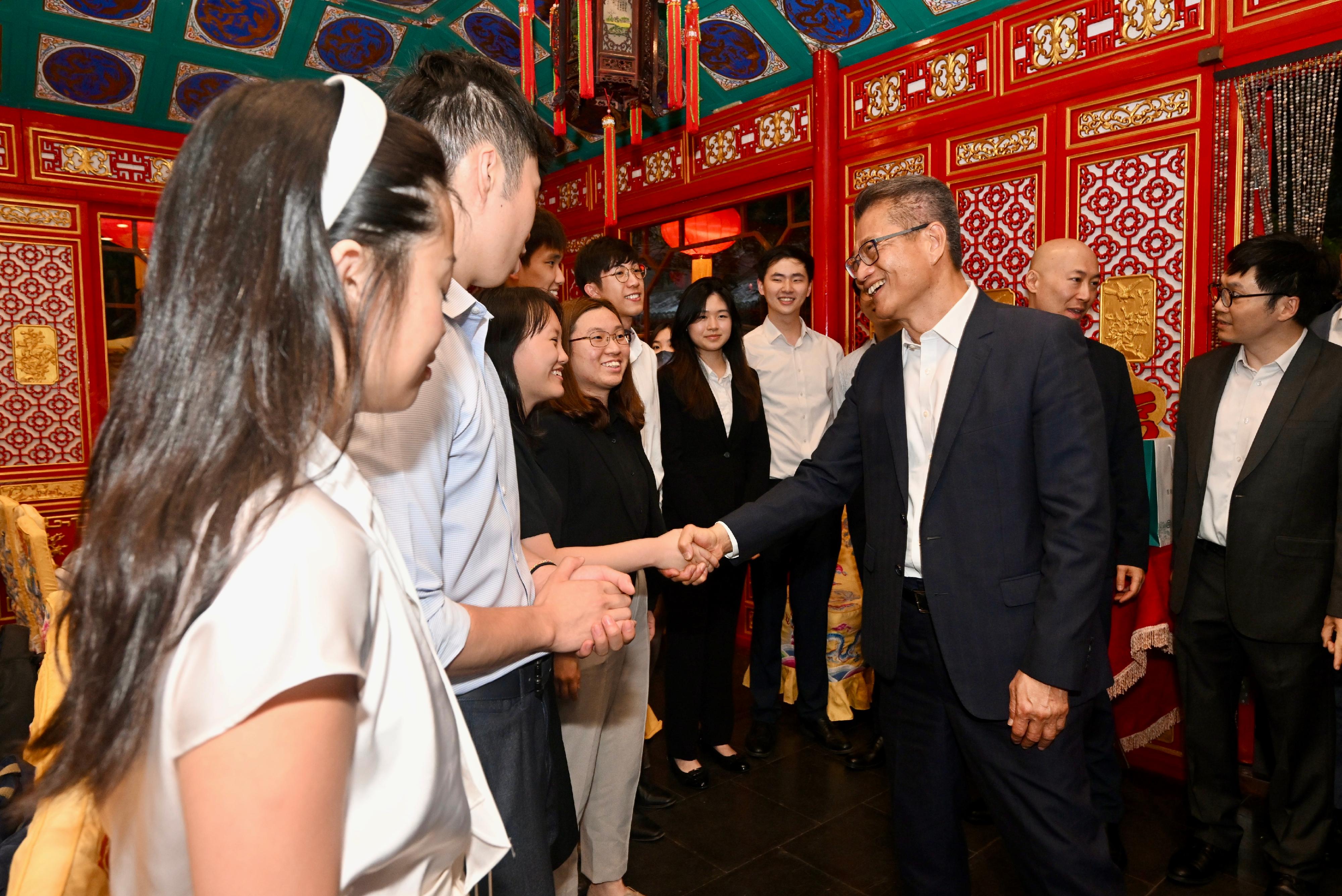 財政司司長陳茂波今日（七月十一日）展開北京的訪問行程。圖示陳茂波（右三） 與一批參與金融交流計劃並正在北京金融機構實習的香港大學生餐聚，了解他們的工作、學習和生活情況。