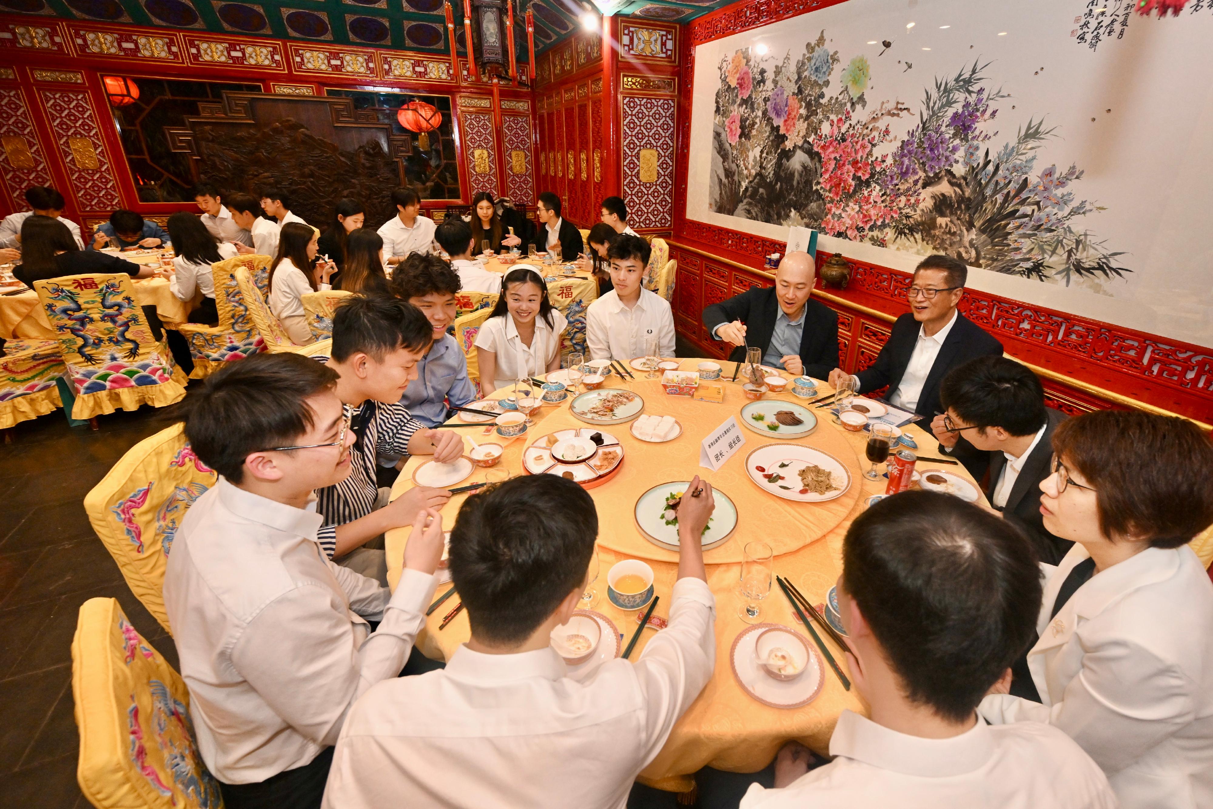 財政司司長陳茂波今日（七月十一日）展開北京的訪問行程。圖示陳茂波（右三）與一批參與金融交流計劃並正在北京金融機構實習的香港大學生餐聚，了解他們的工作、學習和生活情況。