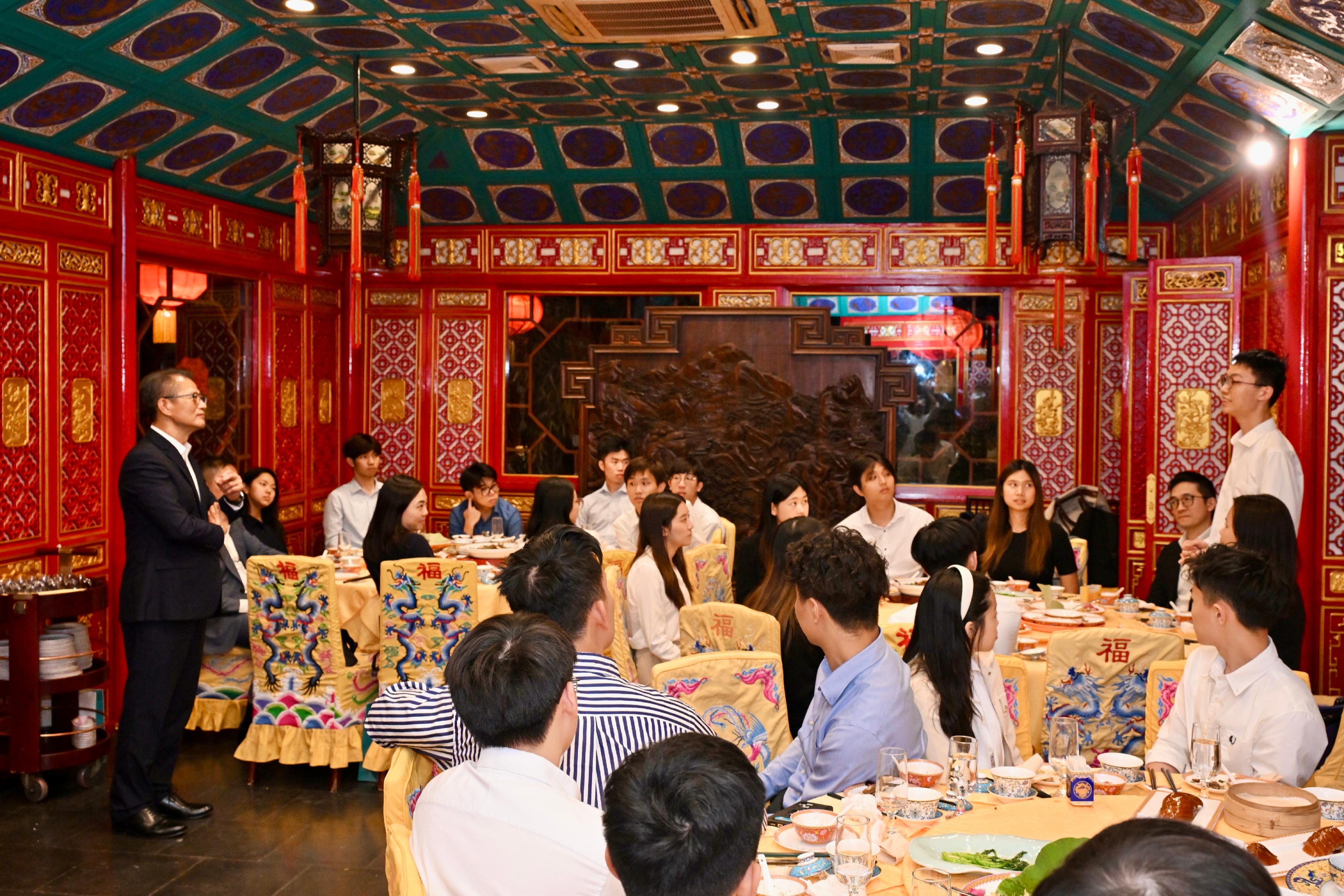 財政司司長陳茂波今日（七月十一日）展開北京的訪問行程。圖示陳茂波（左一）與一批參與金融交流計劃並正在北京金融機構實習的香港大學生餐聚，了解他們的工作、學習和生活情況。