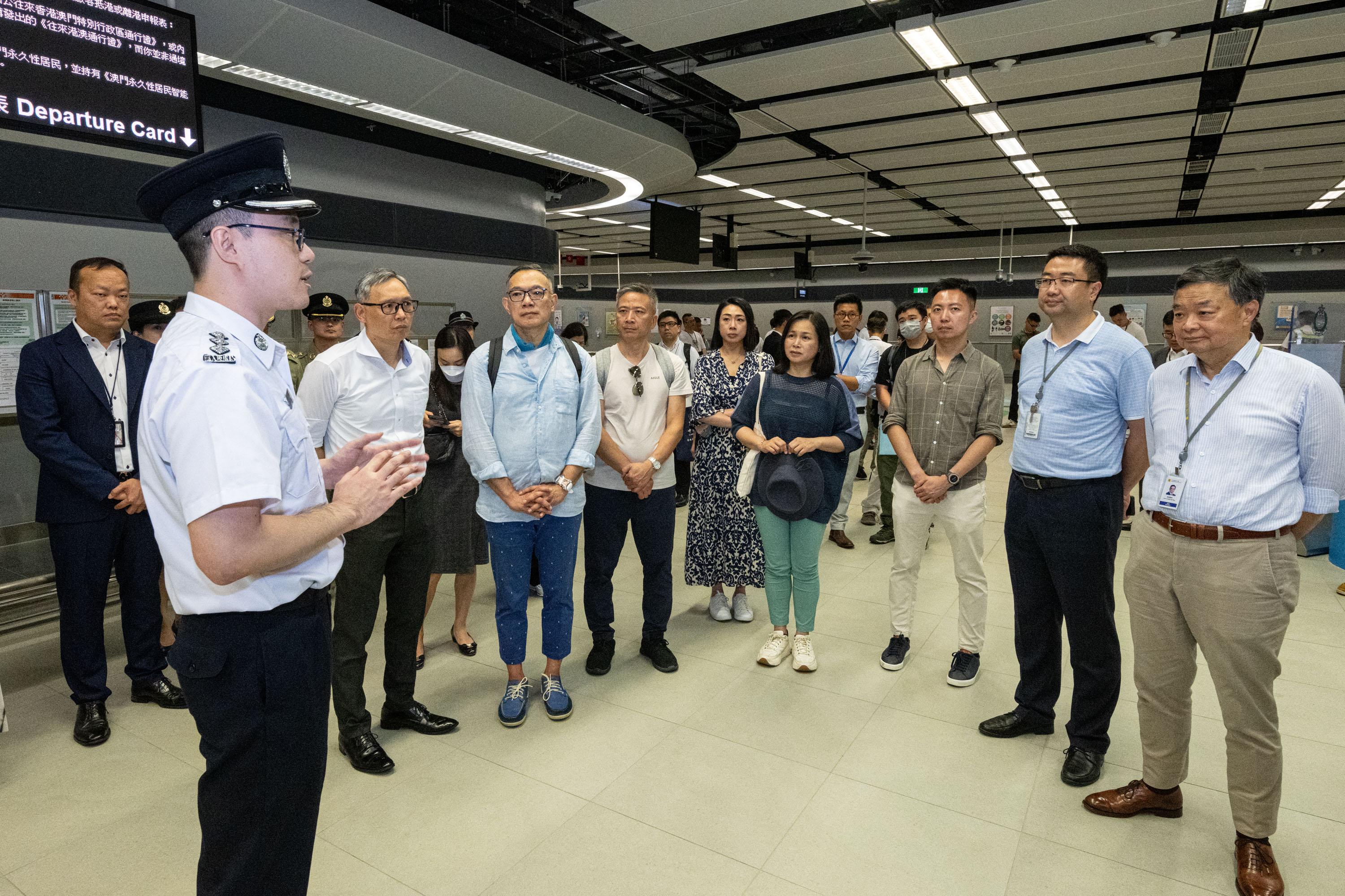 The Legislative Council (LegCo) Panel on Security visits Sha Tau Kok and Liantang/Heung Yuen Wai Boundary Control Point today (July 11). Photo shows LegCo Members observing the immigration and customs clearance procedures for travellers at the Liantang/Heung Yuen Wai Boundary Control Point.