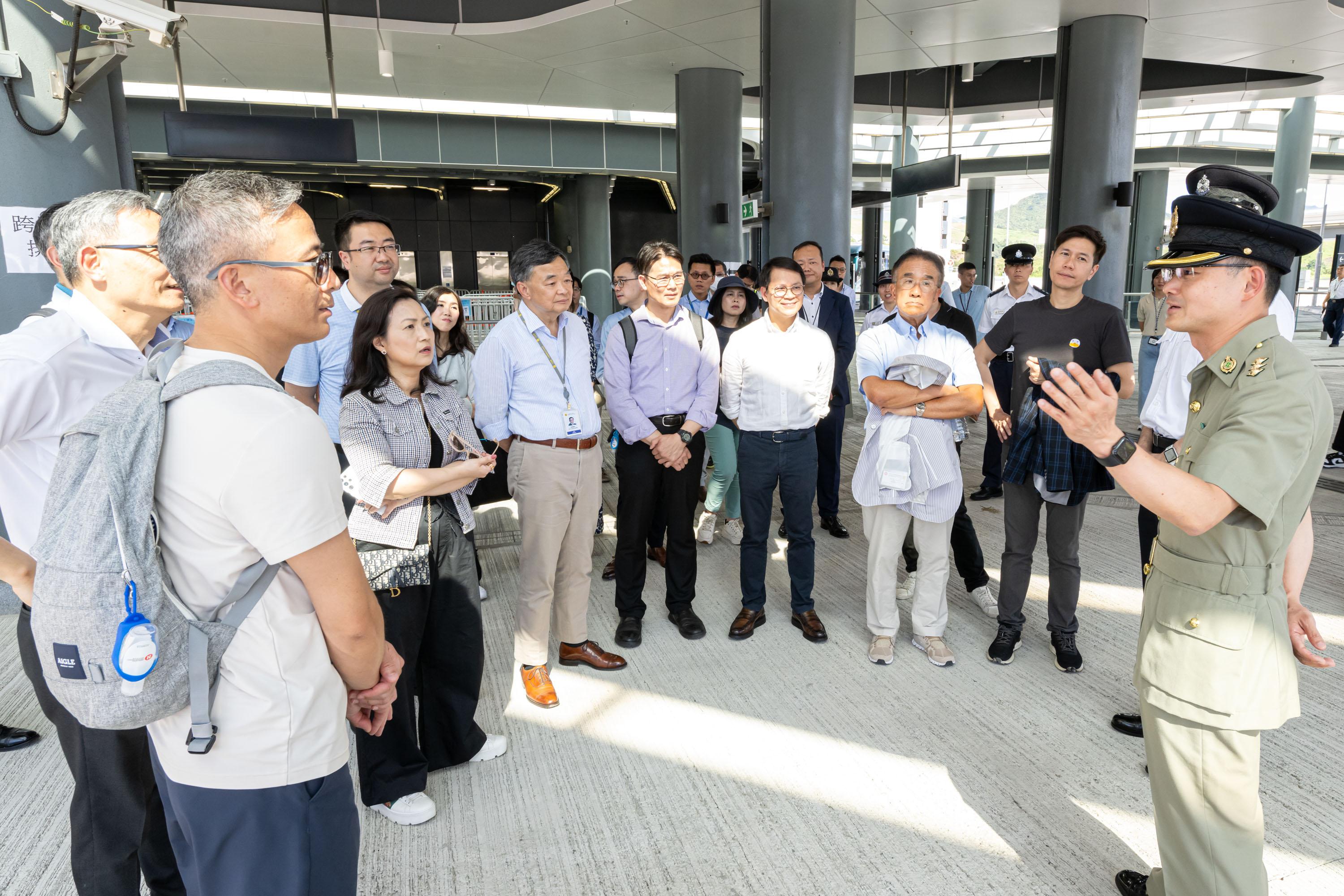 The Legislative Council (LegCo) Panel on Security visits Sha Tau Kok and Liantang/Heung Yuen Wai Boundary Control Point today (July 11). Photo shows LegCo Members observing the clearance arrangement for private cars at designated kiosks in the Liantang/Heung Yuen Wai Boundary Control Point.