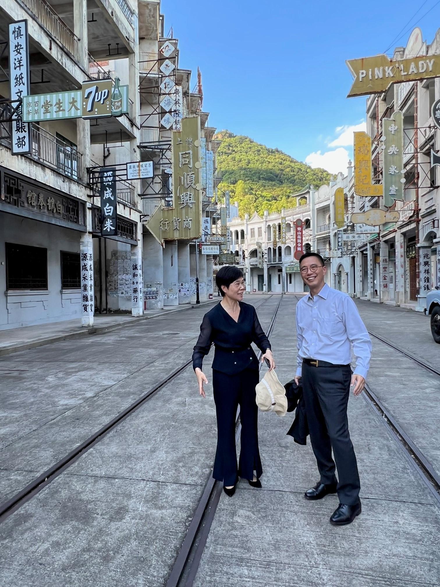 文化体育及旅游局局长杨润雄（右）昨日（七月十一日）访问佛山，参观西樵山国艺影视城，了解当地发展结合影视和旅游项目的工作。