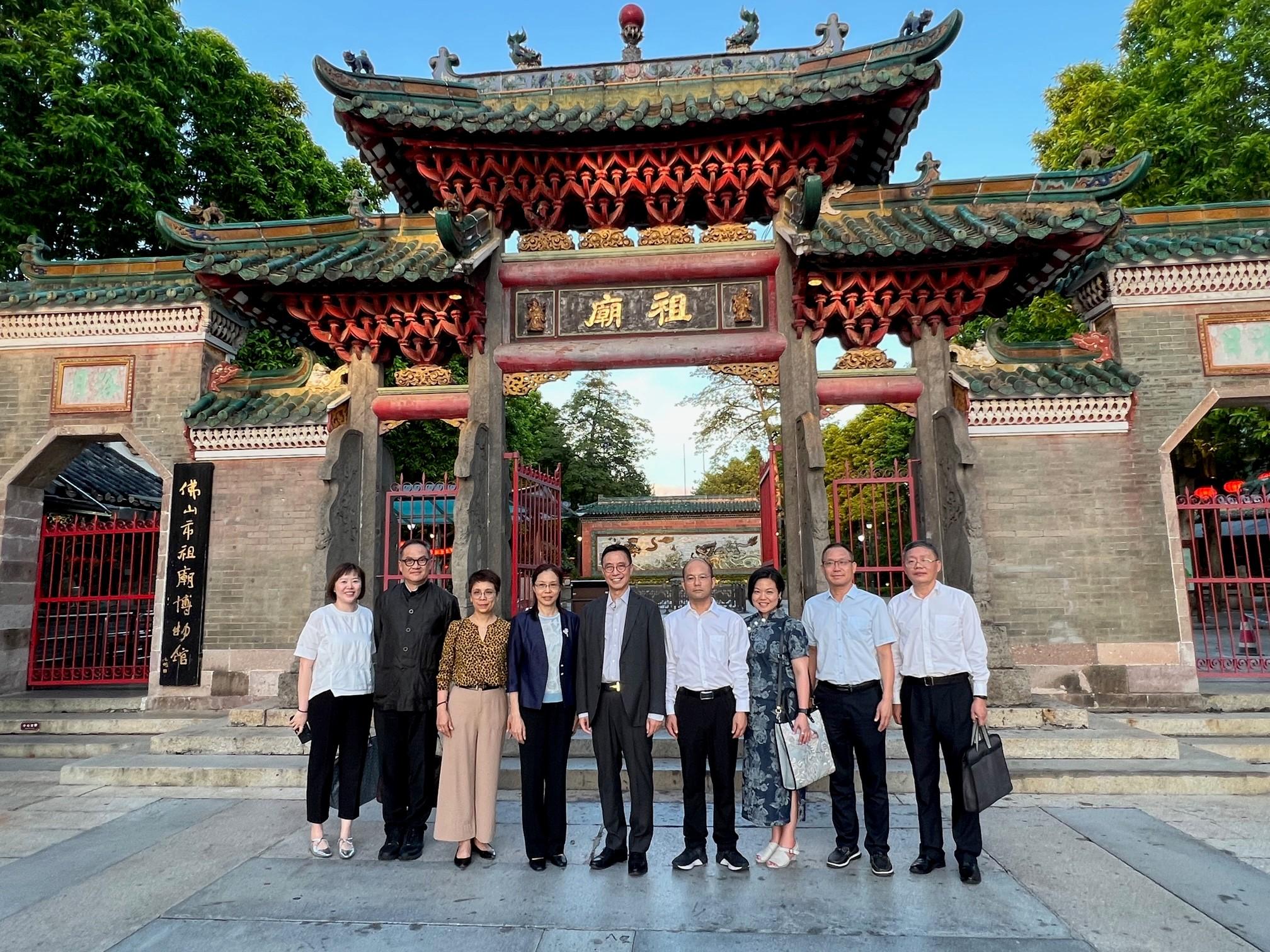 文化体育及旅游局局长杨润雄（中）昨日（七月十一日）访问佛山，参观佛山祖庙。 