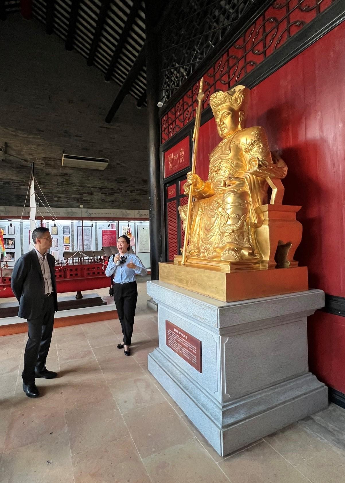The Secretary for Culture, Sports and Tourism, Mr Kevin Yeung (left), visited Foshan yesterday (July 11). Photo shows Mr Yeung visiting the Guangdong Cantonese Opera Museum to get a grasp of the local efforts in promoting Cantonese opera.