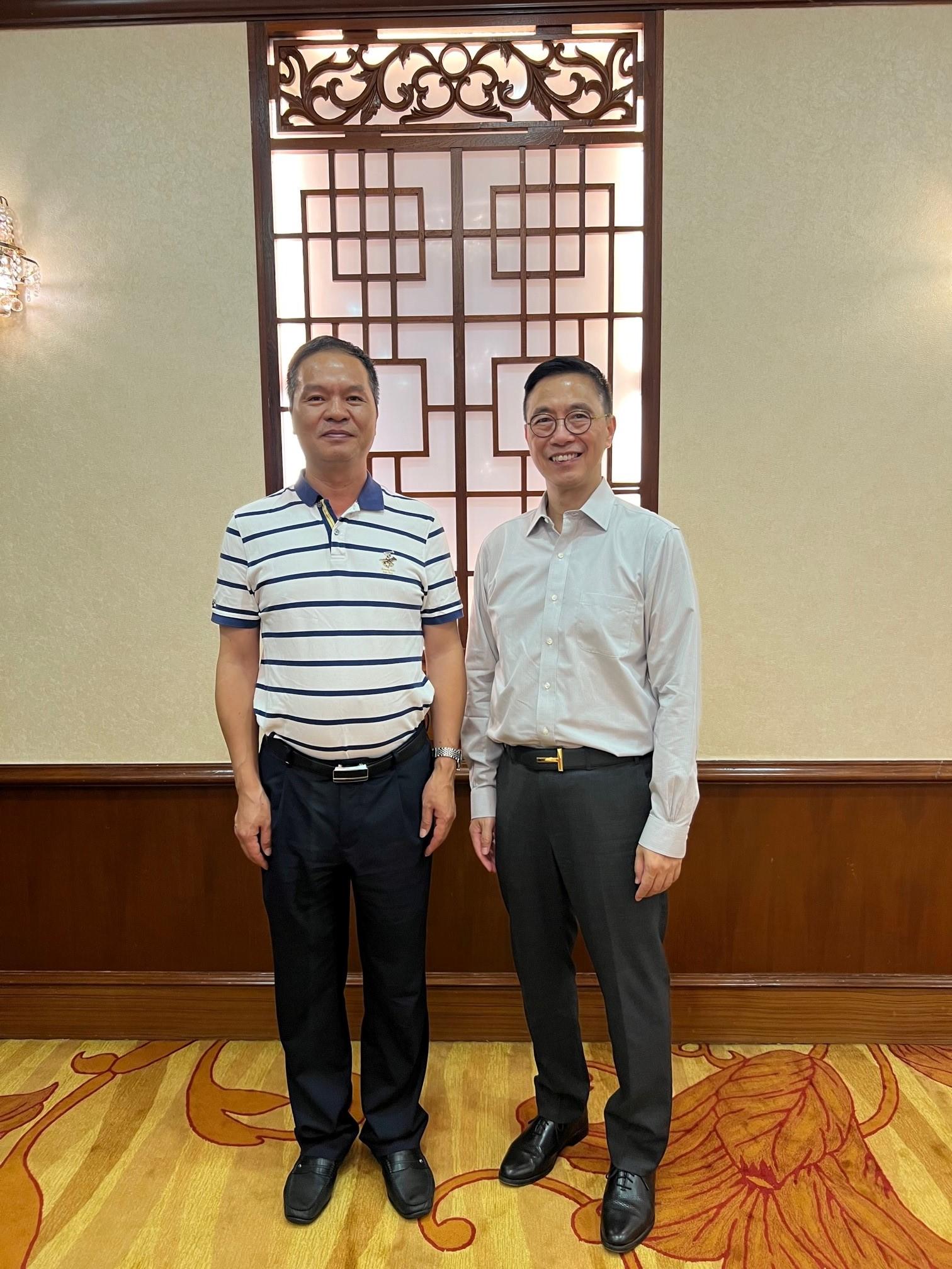 The Secretary for Culture, Sports and Tourism, Mr Kevin Yeung (right), met with Vice Mayor of the People's Government of Foshan Municipality Mr Huang Shaowen (left) in Foshan yesterday (July 11) to exchange views on cultural and tourism development opportunities.