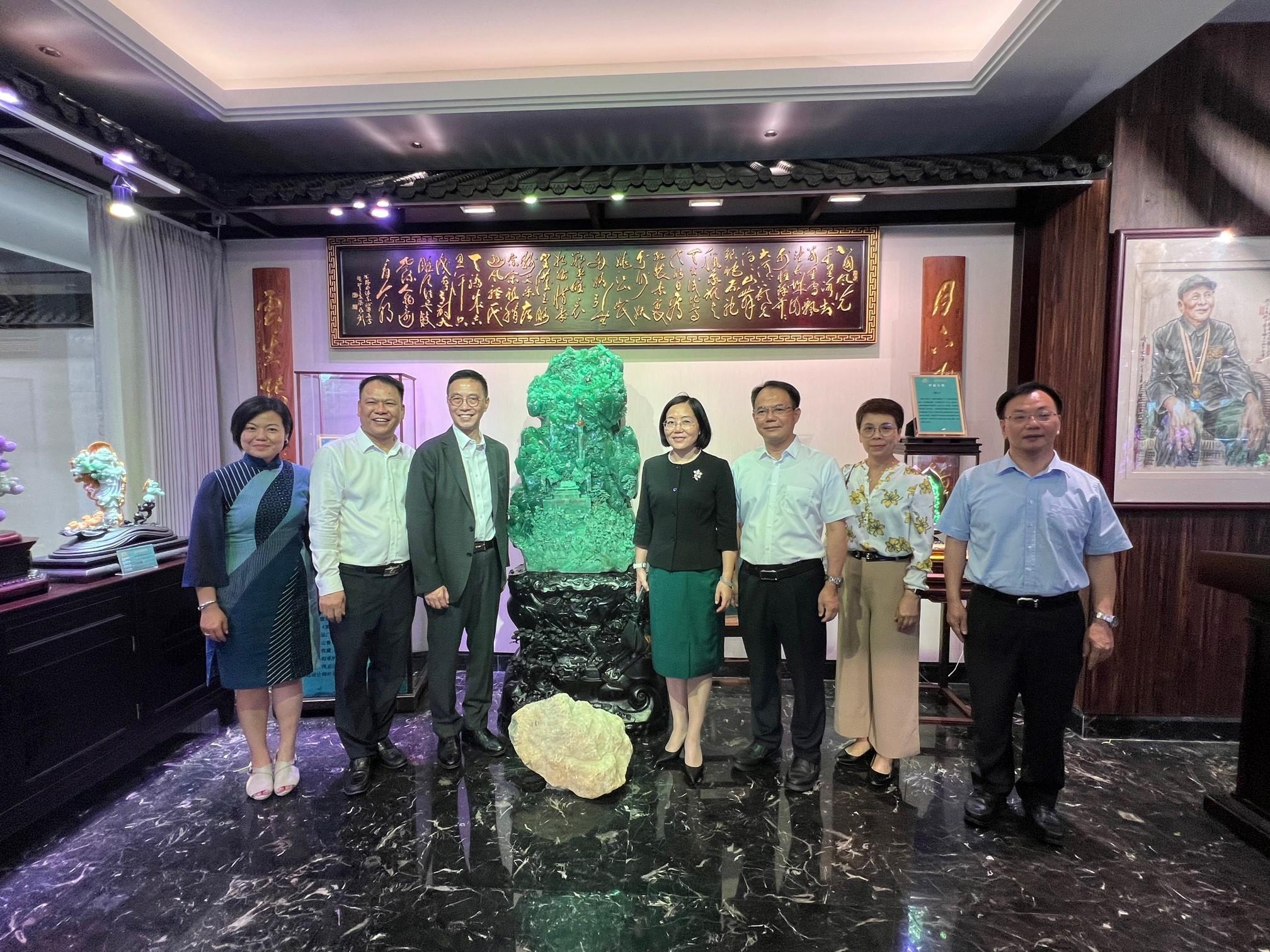 The Secretary for Culture, Sports and Tourism, Mr Kevin Yeung (third left), visited Guangzhou today (July 12) and met with the Director of the Guangzhou Municipal Culture, Radio, Television and Tourism Bureau, Ms Liu Yumei (fourth right), to discuss ways to enhance cultural and tourism efforts of Guangzhou and Hong Kong.