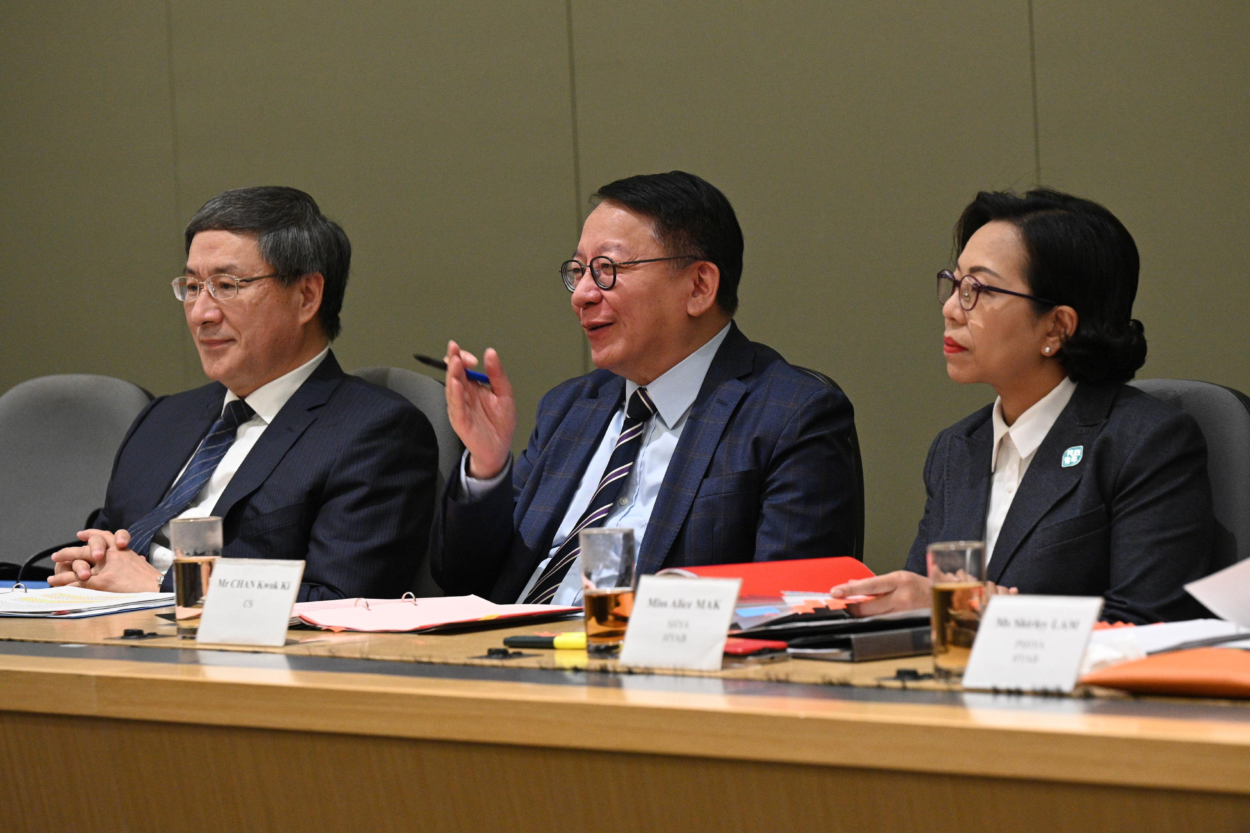 The Steering Committee on District Governance, chaired by the Chief Secretary for Administration, Mr Chan Kwok-ki, held its first meeting this afternoon (July 12). Photo shows Mr Chan (centre); the Deputy Chief Secretary for Administration, Mr Cheuk Wing-hing (left); and the Secretary for Home and Youth Affairs, Miss Alice Mak (right), exchanging views with other committee members on district work at the meeting to formulate corresponding policy initiatives of district governance. 