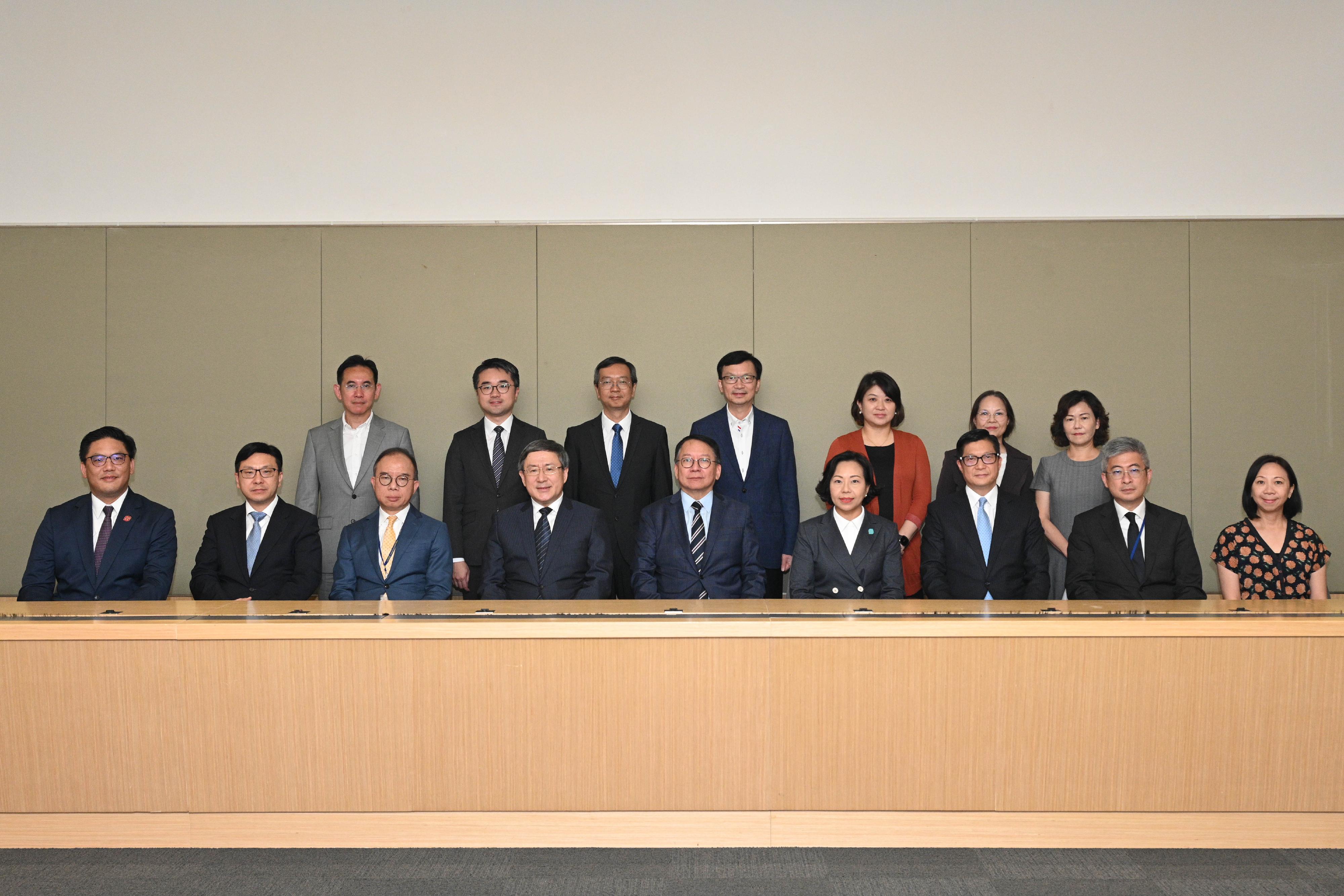 The Steering Committee on District Governance, chaired by the Chief Secretary for Administration, Mr Chan Kwok-ki, held its first meeting this afternoon (July 12). Photo shows Mr Chan (front row, centre), together with the Deputy Chief Secretary for Administration, Mr Cheuk Wing-hing (front row, fourth left), and the Secretary for Home and Youth Affairs, Miss Alice Mak (front row, fourth right), with other committee members before the meeting.