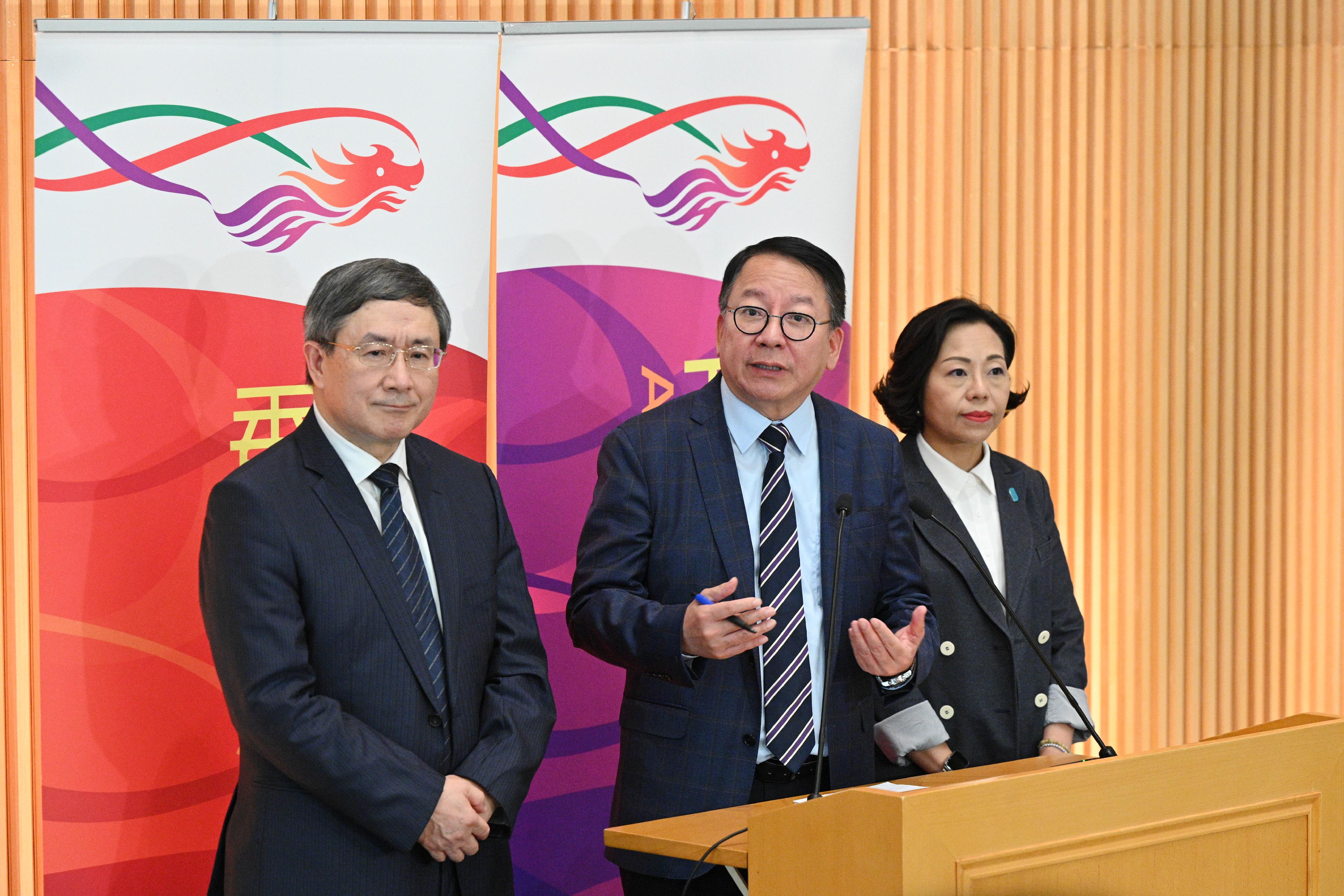 The Chief Secretary for Administration, Mr Chan Kwok-ki (centre), together with the Deputy Chief Secretary for Administration, Mr Cheuk Wing-hing (left), and the Secretary for Home and Youth Affairs, Miss Alice Mak (right), meets the media after chairing the first meeting of the Steering Committee on District Governance today (July 12).