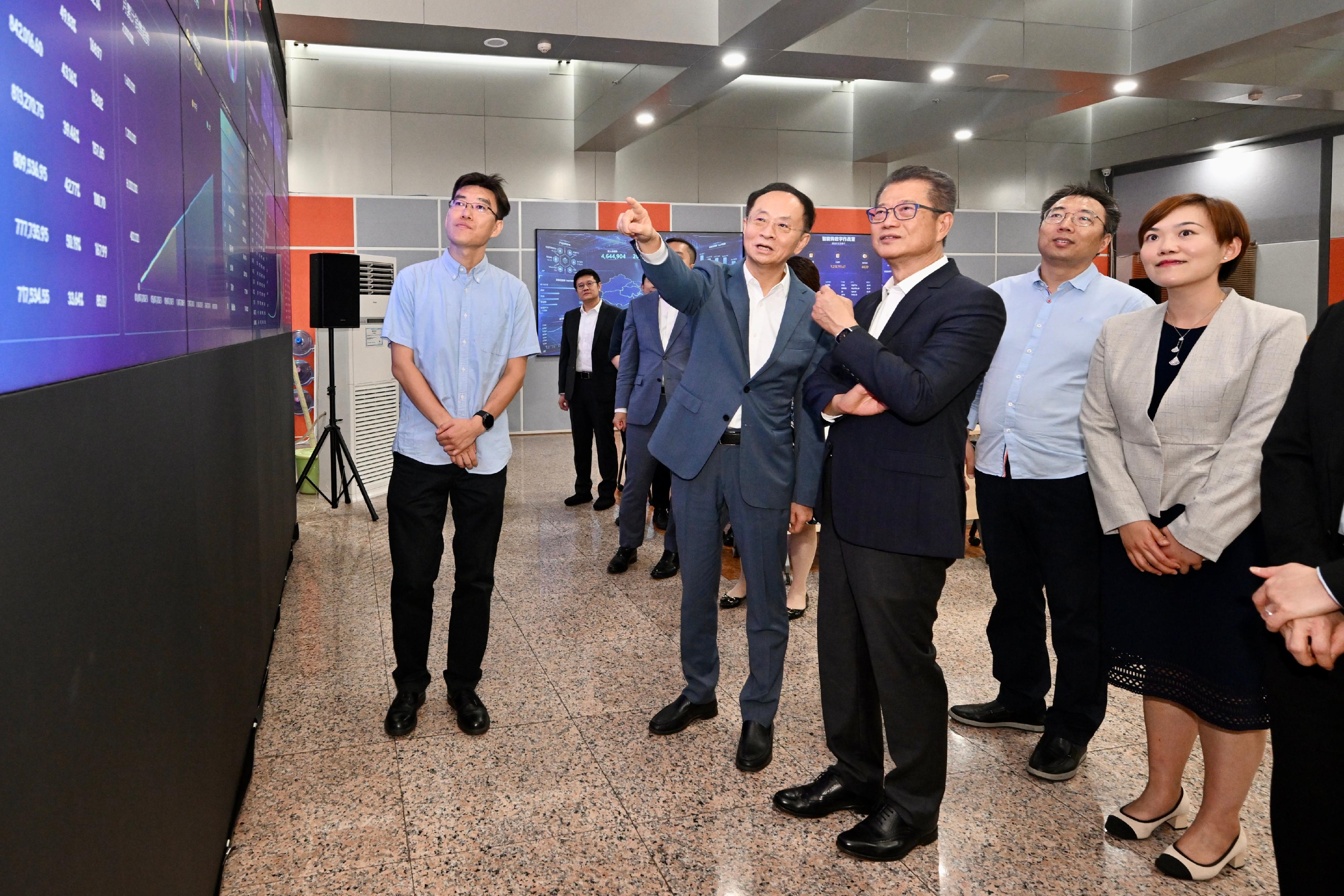 財政司司長陳茂波今日（七月十二日）繼續訪問北京的行程。圖示陳茂波（左三）參觀一家領先的零售雲解決方案服務商，了解相關服務如何利用大數據、雲端運算和人工智慧等技術，助力零售商進行數碼化轉型。