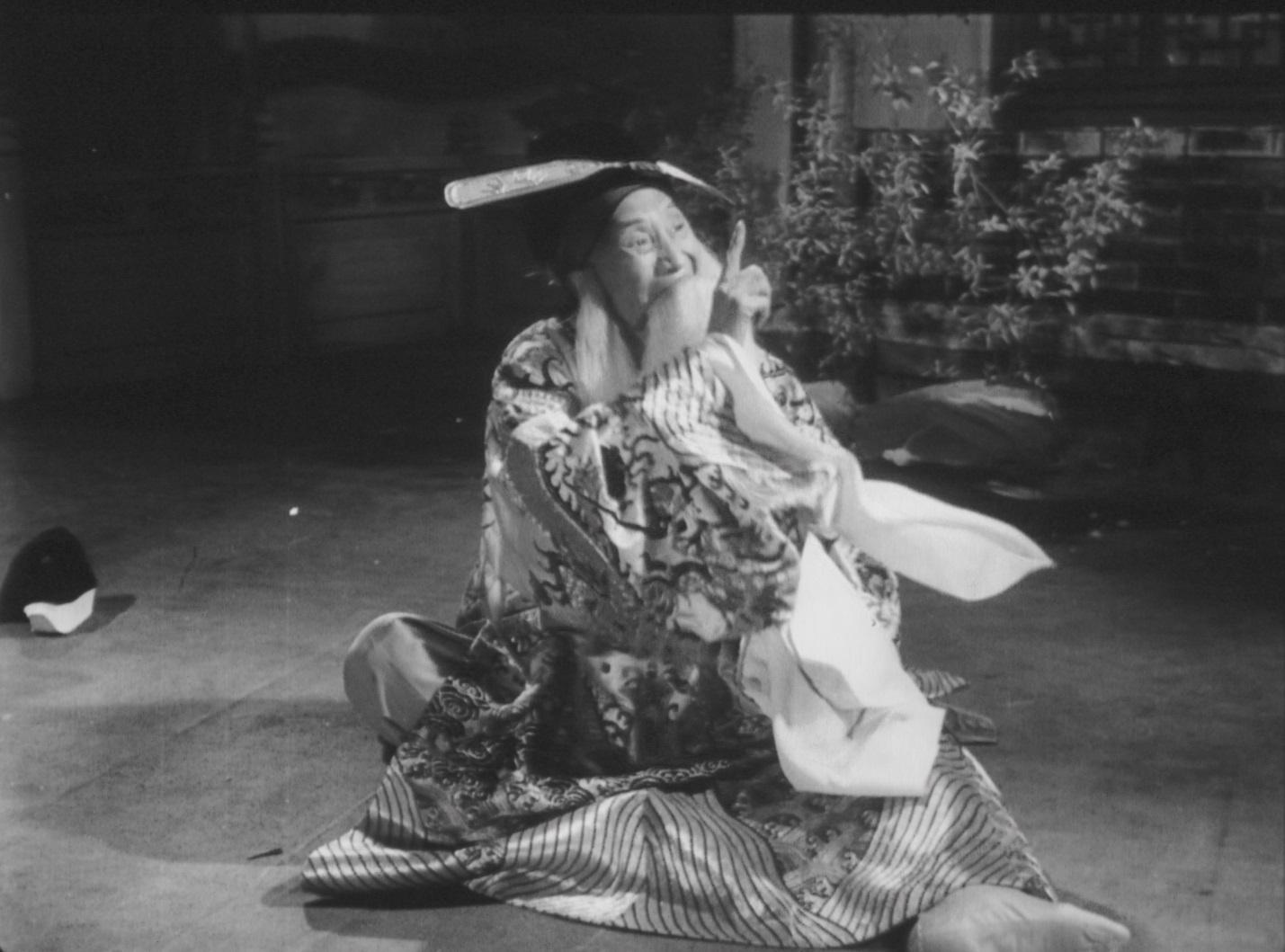 中国戏曲节2023精选八出经典戏曲电影于八月至九月放映。图示《寇准背靴》（1962）剧照。