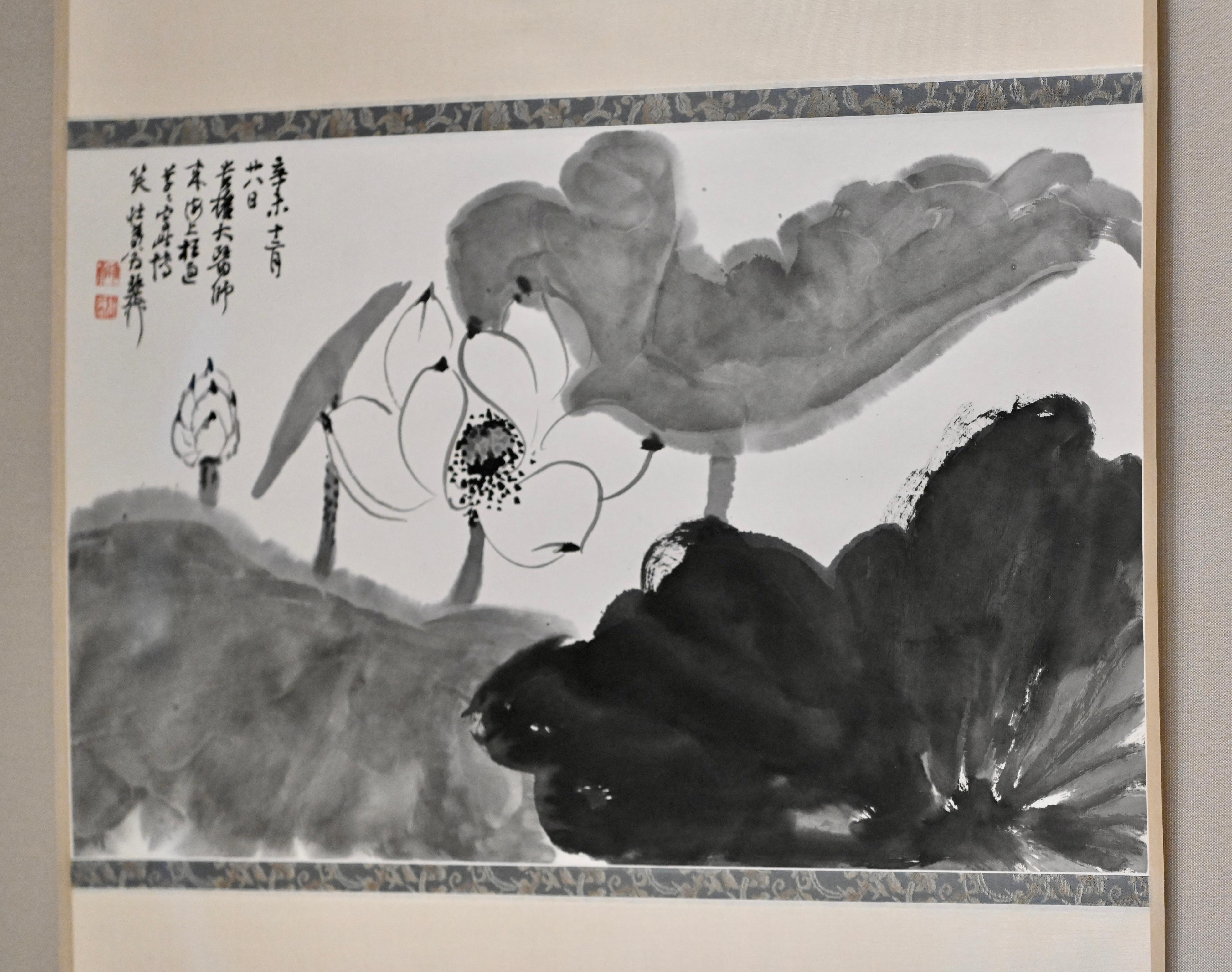 "A Match Made in Painting: Selected Works of Xie Zhiliu and Chen Peiqiu from the Jingguanlou Collection" exhibition will be held at the Hong Kong Museum of Art from tomorrow (July 14). Picture shows Xie Zhiliu's painting "White lotus", which was gifted to Dr Wong Kwai-kuen by the artist.