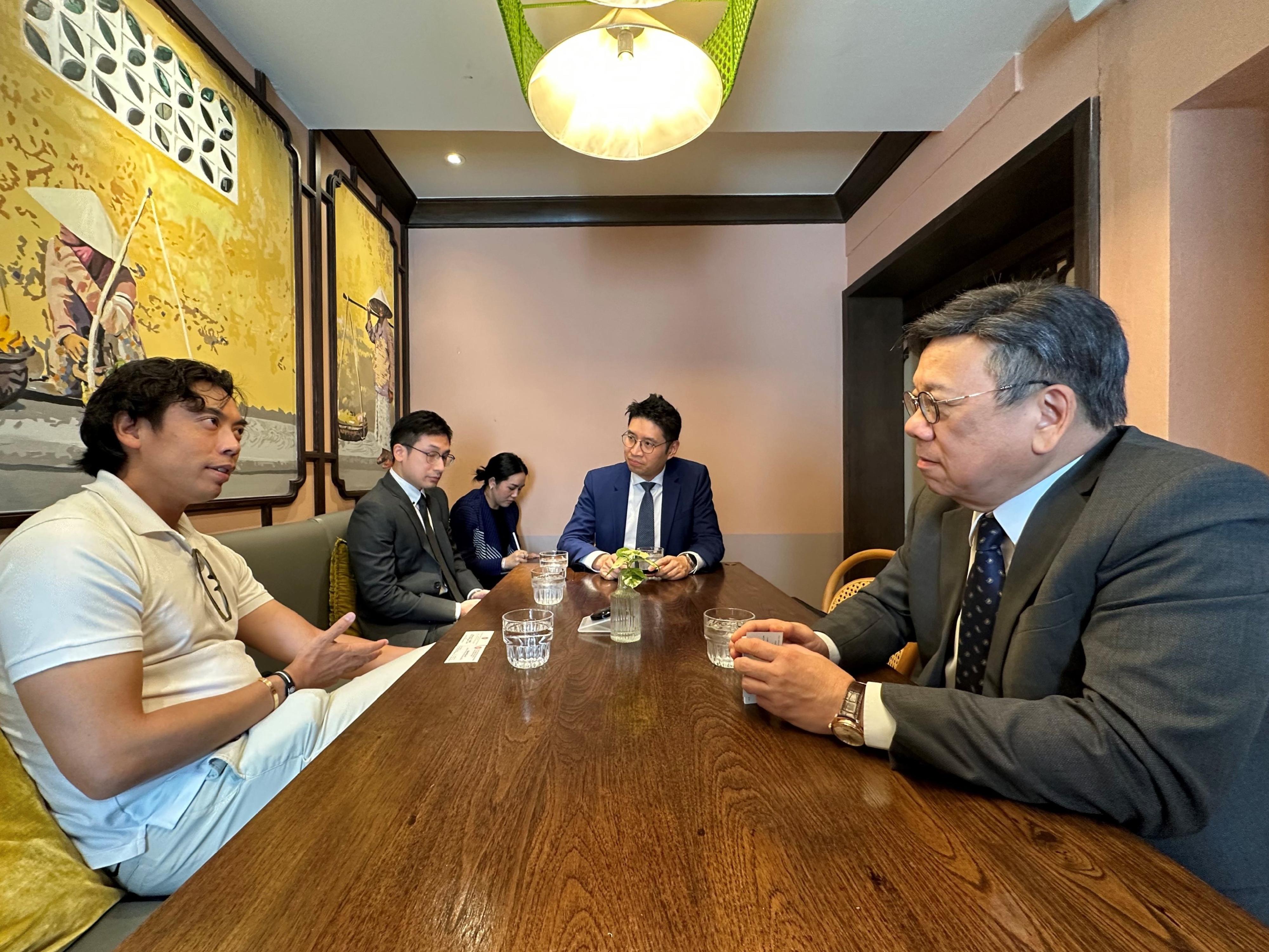 The Secretary for Commerce and Economic Development, Mr Algernon Yau (first right), meets with the Director of iberry Group, Mr Rojanin Arthayukti (first left), in Bangkok, Thailand, today (July 13) to update him on the latest Hong Kong developments and initiatives on attracting enterprises and investments. The group currently operates over 60 restaurants in Bangkok. The Director of the Hong Kong Economic and Trade Office in Bangkok, Mr Lee Sheung-yuen (second right), also attended the meeting.