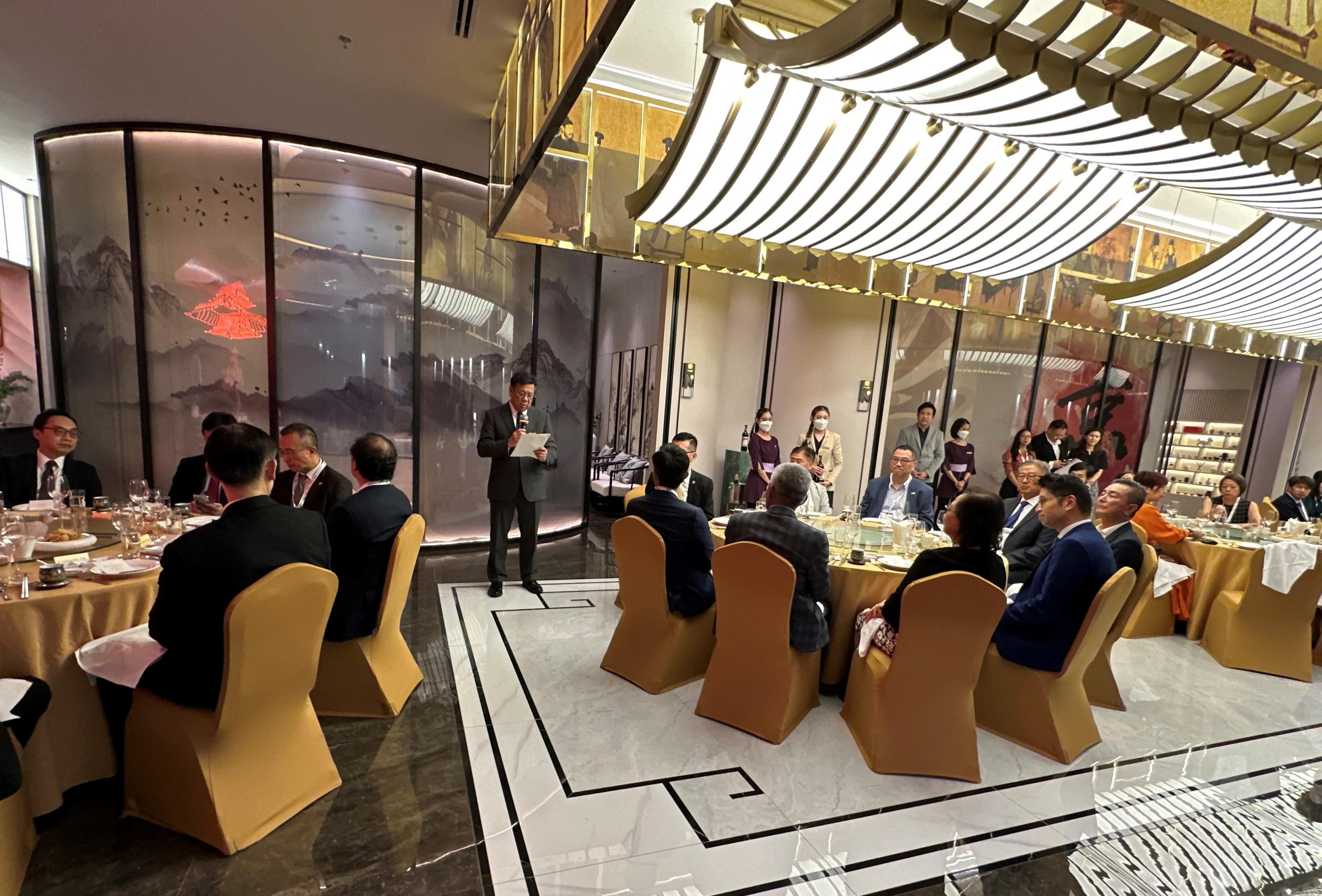 The Secretary for Commerce and Economic Development, Mr Algernon Yau, hosted dinner for some 60 representatives from the Federation of Hong Kong Business Associations Worldwide in Bangkok, Thailand, today (July 13) to exchange views on enhancing trade and business co-operation.