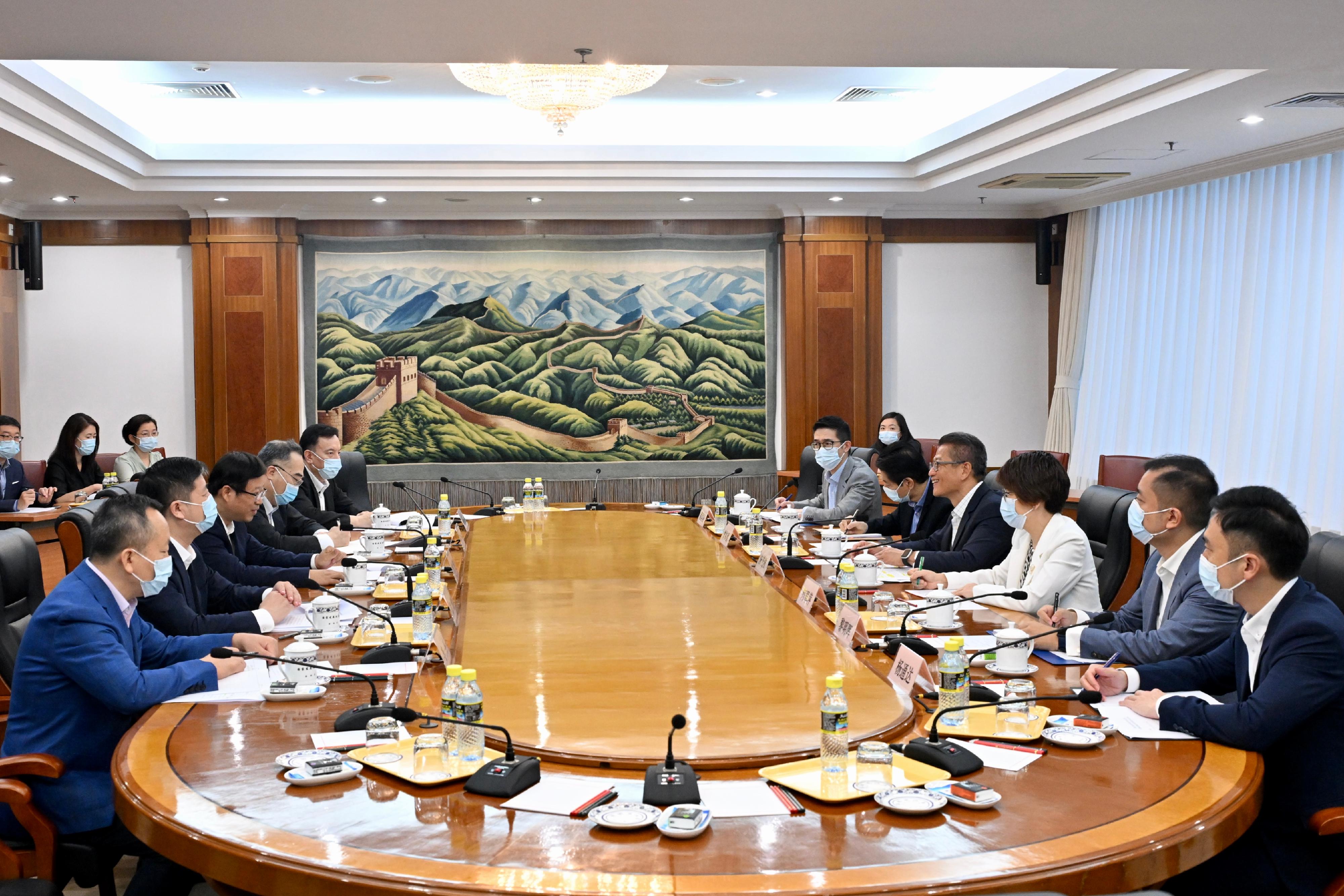財政司司長陳茂波今日（七月十三日）在北京進行最後一天訪問。圖示陳茂波（右四）與國家發展和改革委員會副主任叢亮（左三）會面。